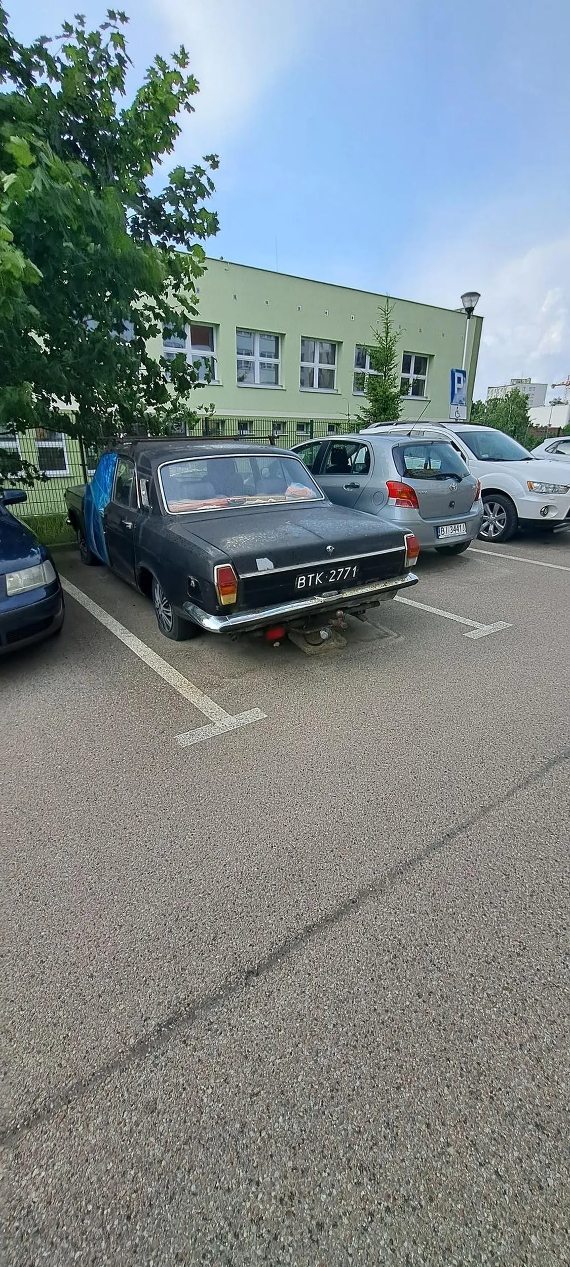 Typie stoisz tu już kilka dni/tygodni/miesięcy i nic nie robisz z tym autkiem , stoi ono z flakiem...zamiast naprawić flaka to ty nic . Trzeba te autko odwieść w bezpieczne miejsce lub odholować!!!