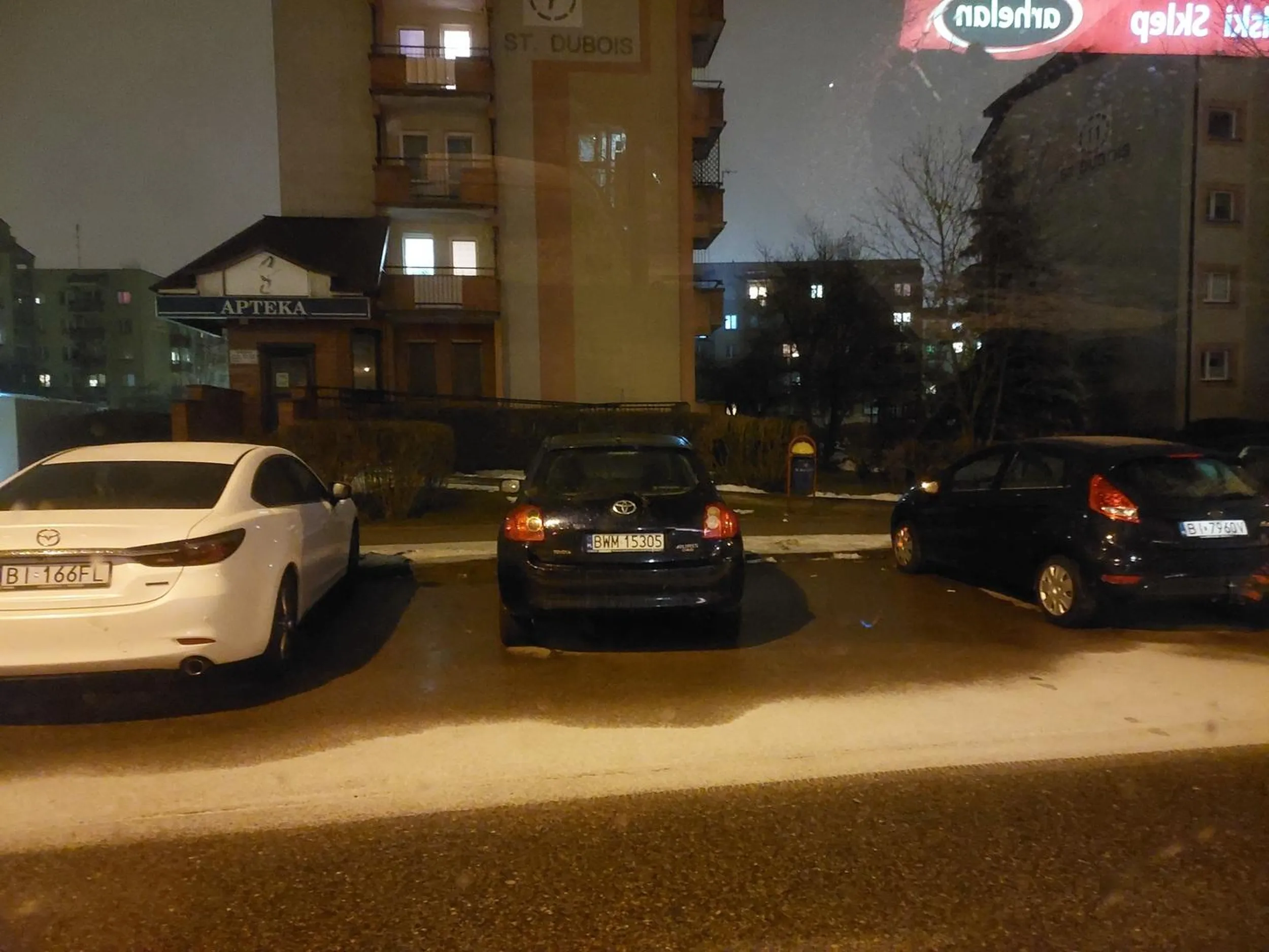 Gratuluję kierowcy sprawnego parkowania i zajmowania 2 miejsc parkingowych. Prawko z Laysów robi robotę.