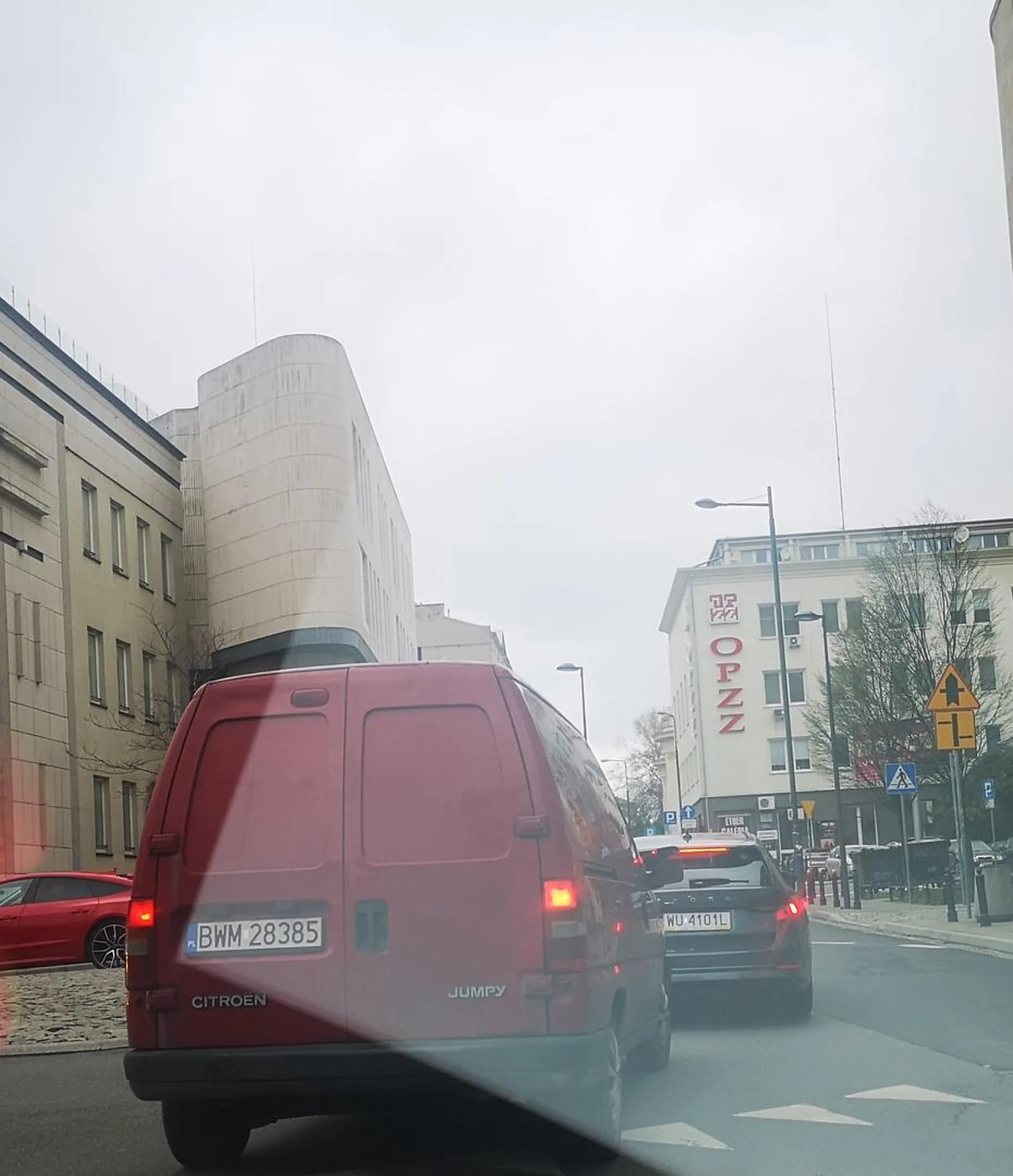 Wjezdza młody na rondo na styk, gratem jeździ i myśli, ze da radę