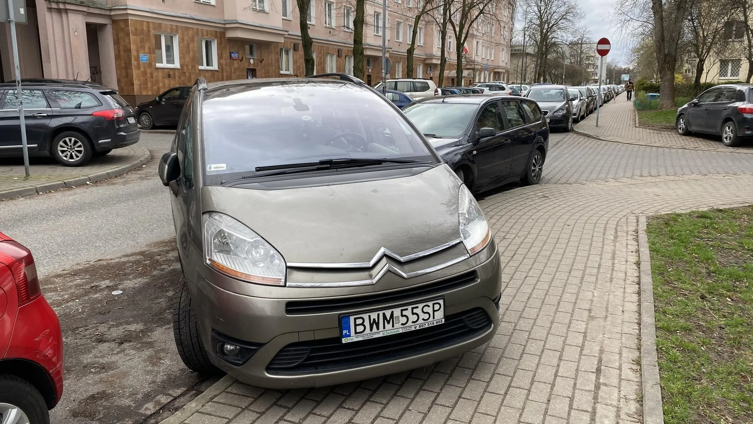 Zaparkował na pół chodnika. Duży van mały mózg.