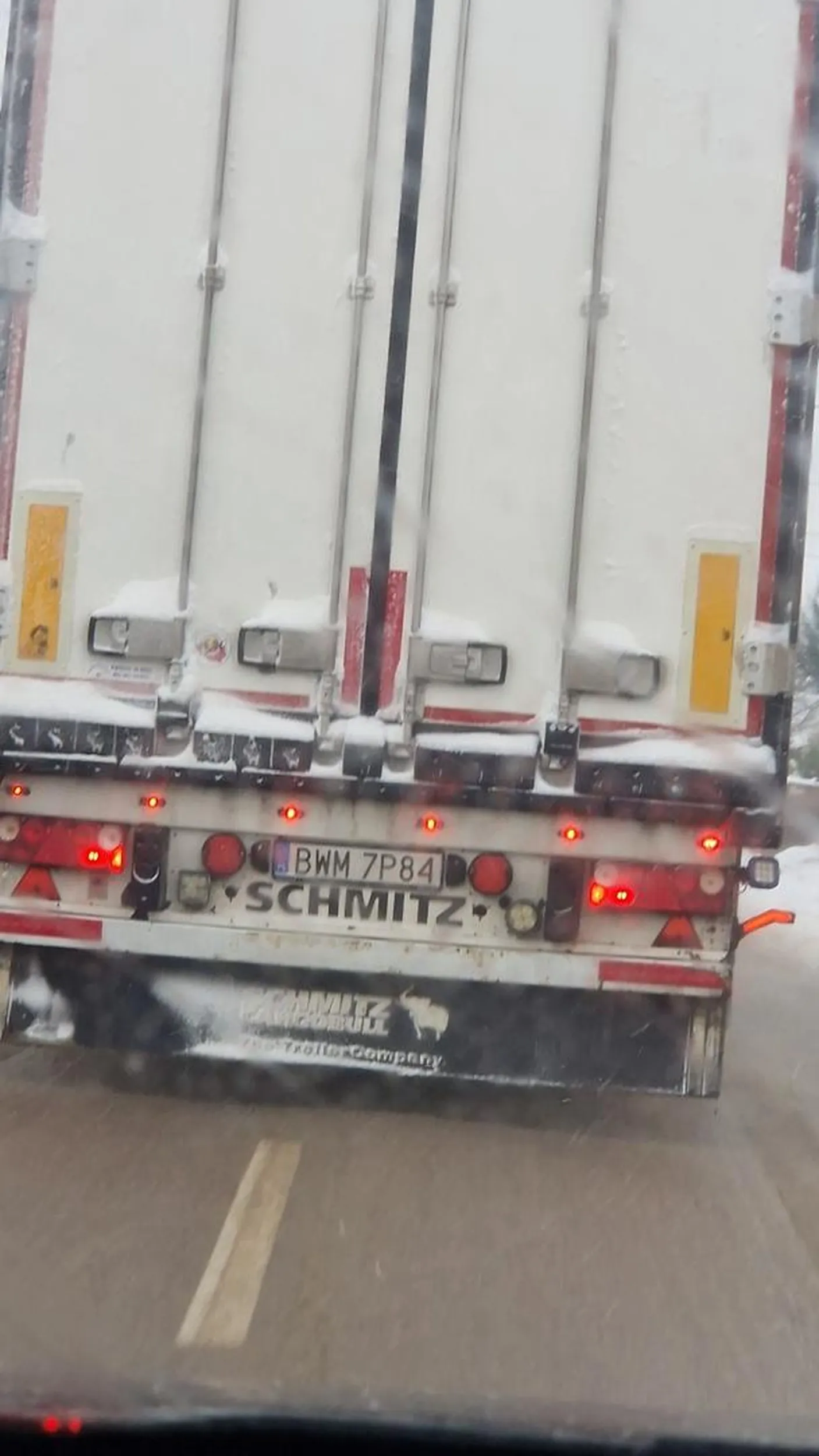 Pajac nie kierowca, wymusił pierwszeństwo prawie powodując wypadek po czym jechał środkiem drogi blokując nie dał sie wyprzedzić