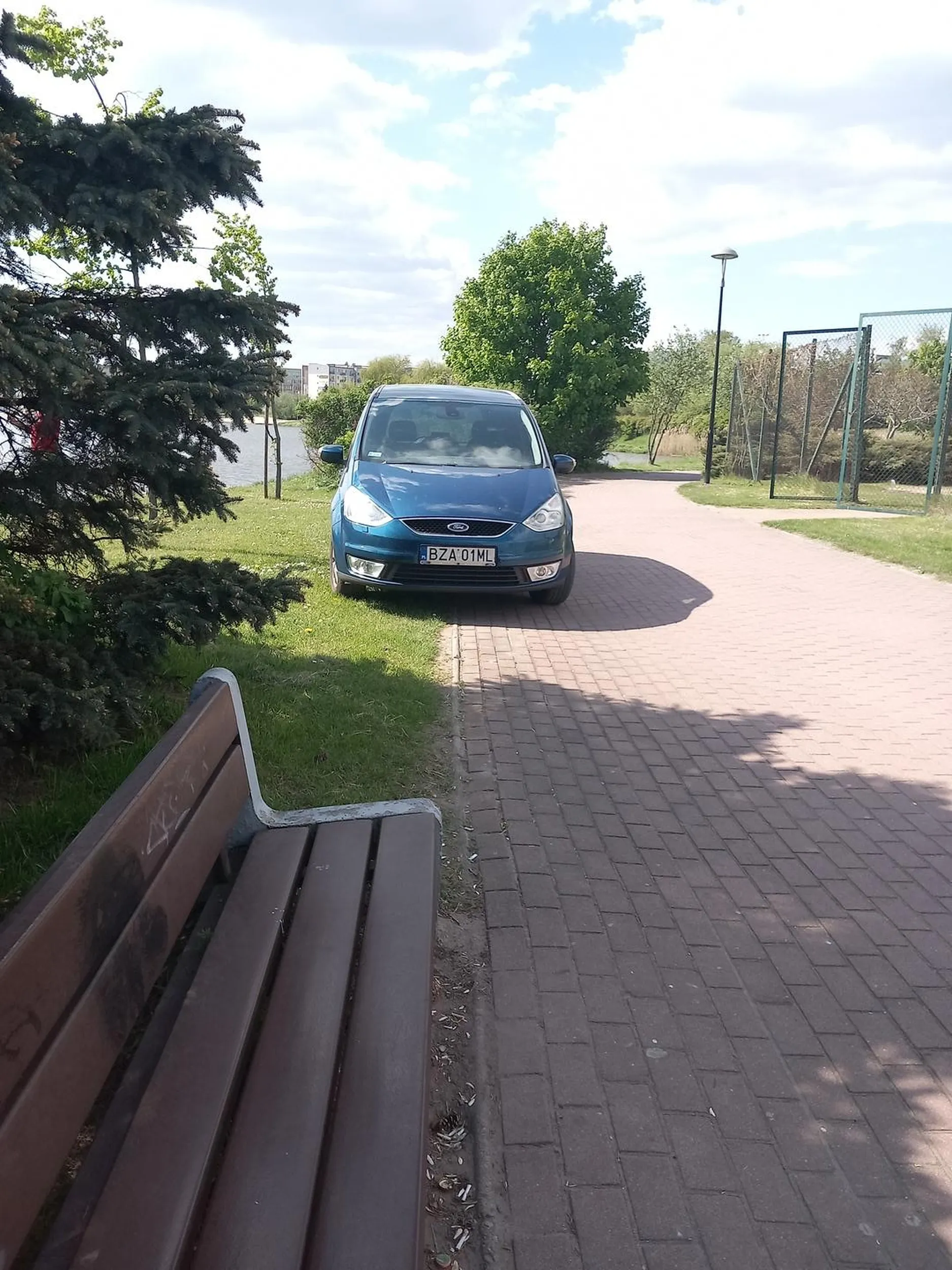 Kurde od kiedy tu sie auta parkuje? Ludzie tak wam sie spieszy?