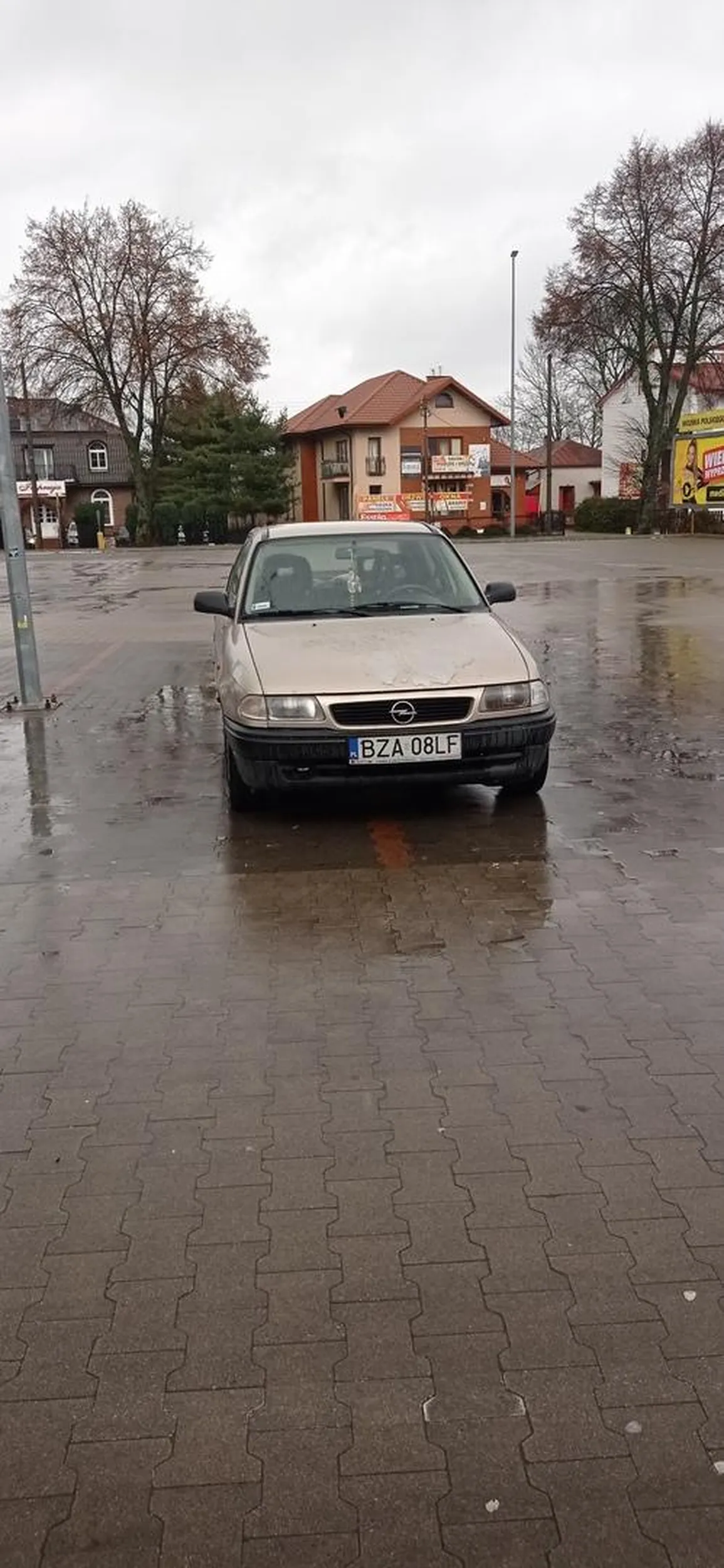 Kolejna osoba która ma za nic poprawne parkowanie.