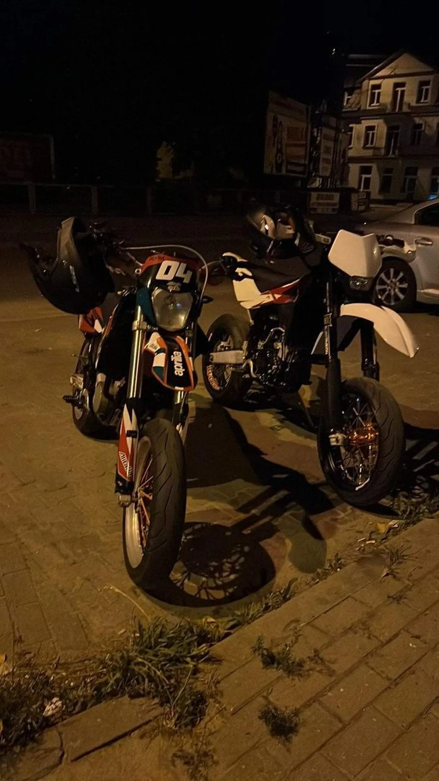 Witam, polecam kierowce zapier*dala po mieście jak trzeba, mosir przejeżdża na jednym kole i lubi się ścigać ogólnie spoko ziom. Dołączam wspólne zdjęcie po udanym katowaniu