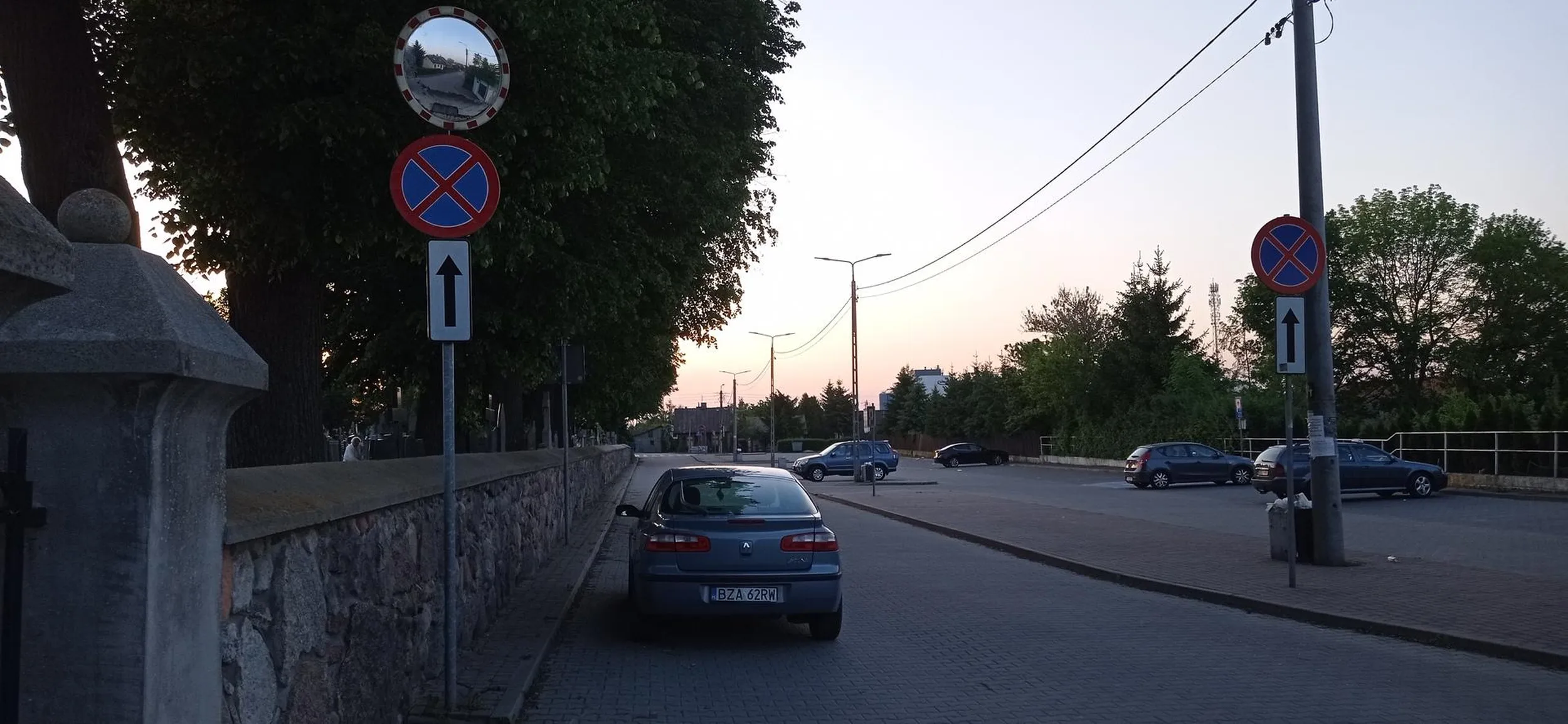 Niektórzy nie zwracają uwagi na znaki. Parking prawie pusty, oddalony o kilka metrów. Samochód postawiony jednak obok bramy cmentarza na zakazie.