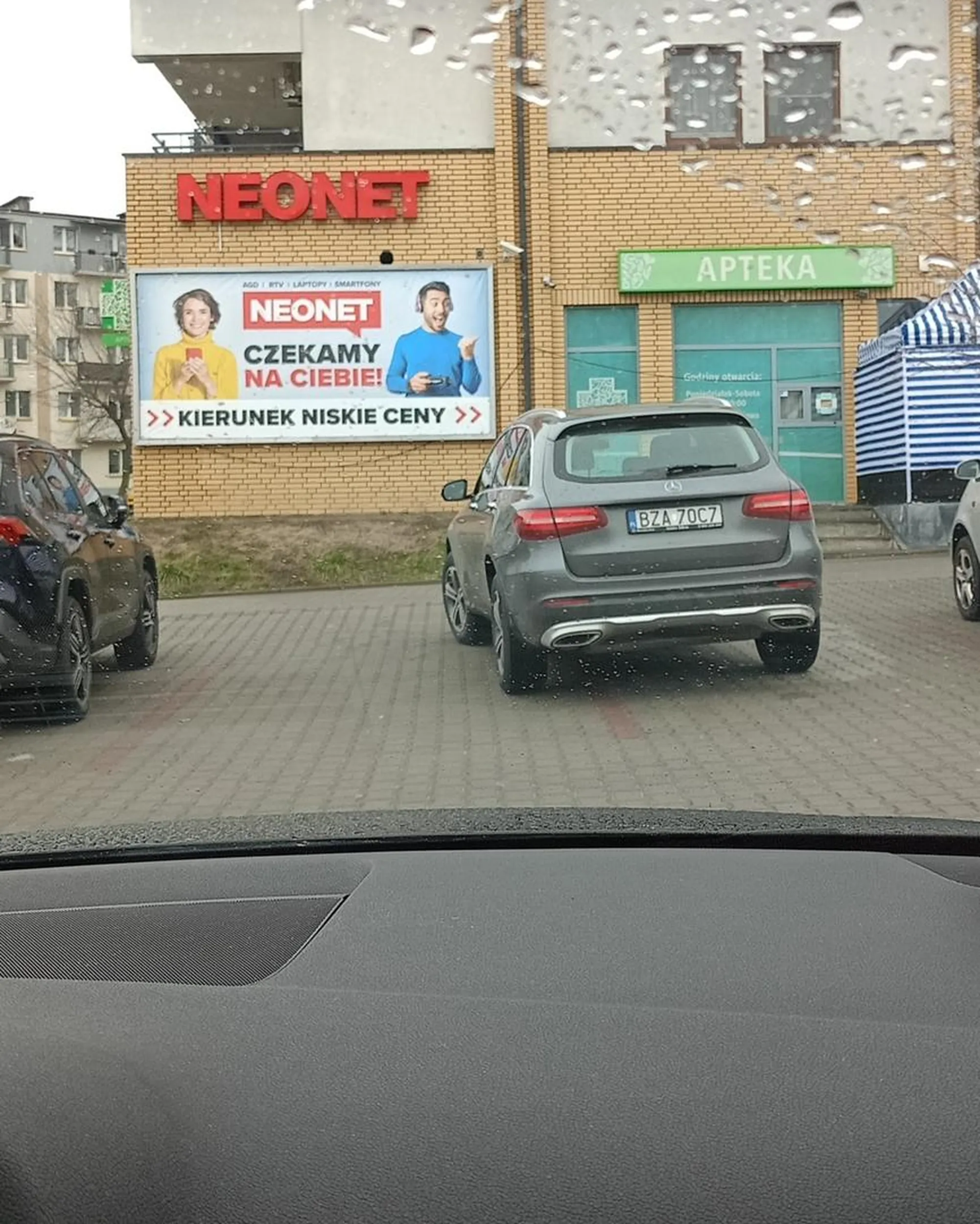 Oj dziunia, tak się nie parkuje