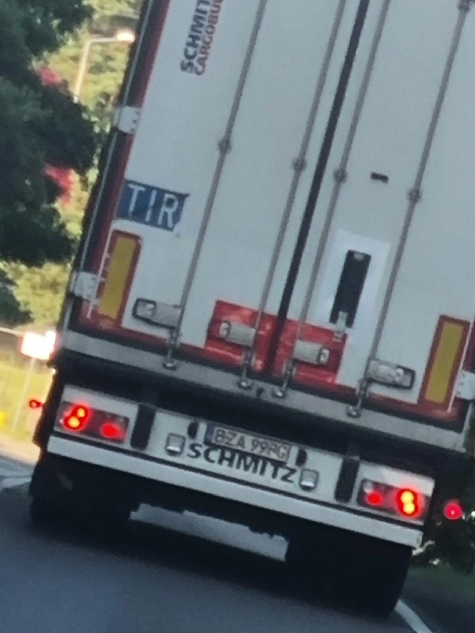 Kierowca z brakiem mózgu. Dużo brakuje do bezpiecznej jazdy. Wyprzedzając długie zestawy nie myśli co robi ani o konsekwencjach. Wyprzedzając przed zakrętem ...gdybym nie schamowała zestawu to leżałabym w rowie. Brawo dla "zawodowego" kierowcy. Polecam wrócić na kurs prawa jazdy . (Rejestracje naczepy-mlekowita).