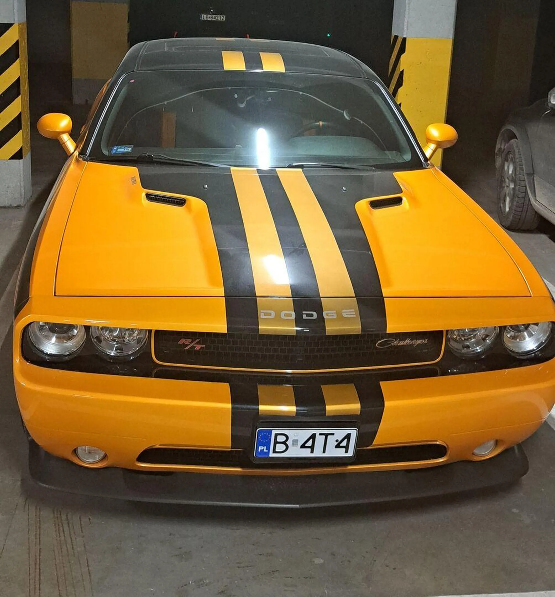 użytkowniku masz fajną bryczkę :) (Dodge).Głośne te autko jest ?