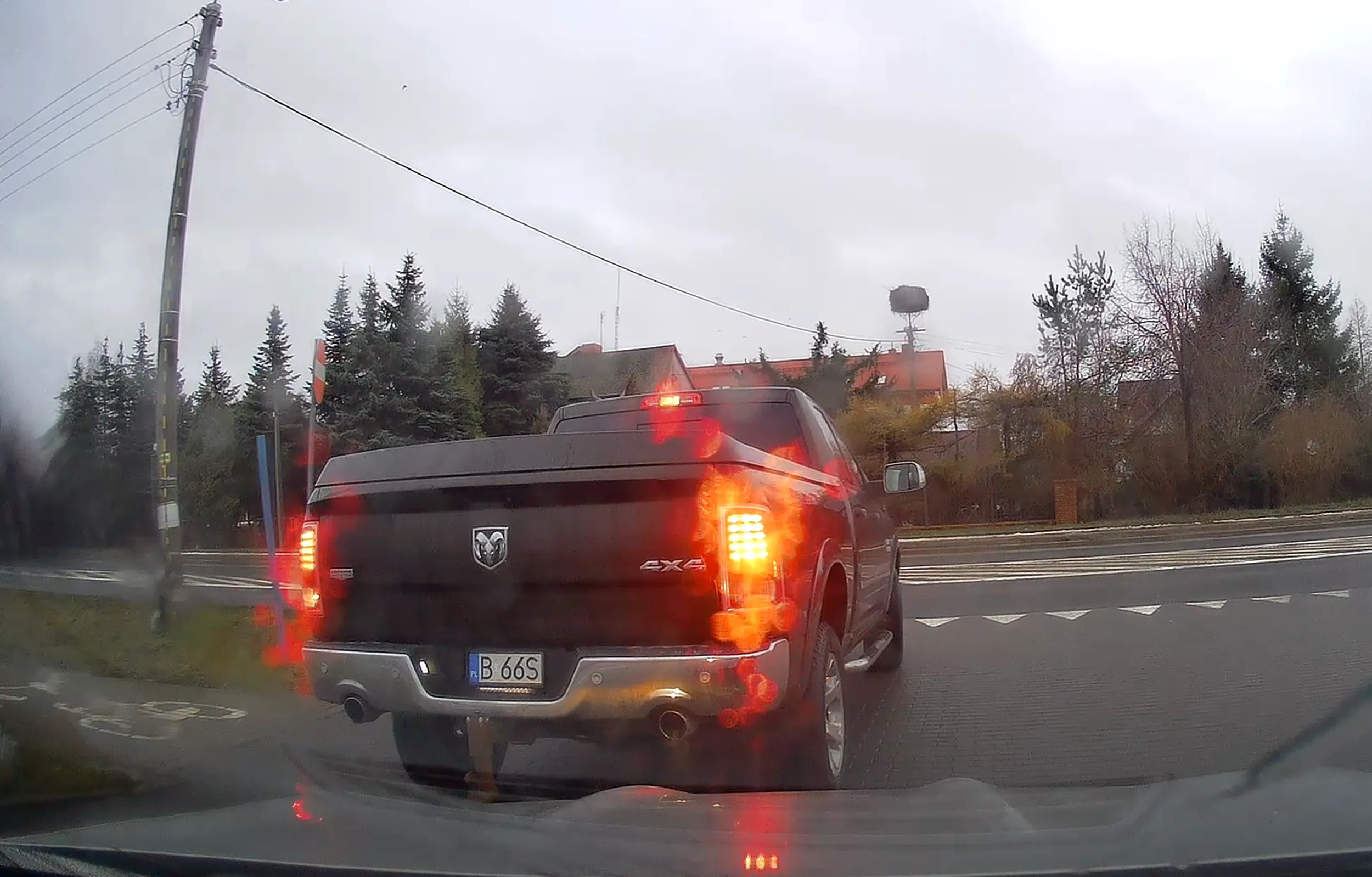 Kierowca wymusza pierwszeństwo wykorzystując gabaryt swojego auta.