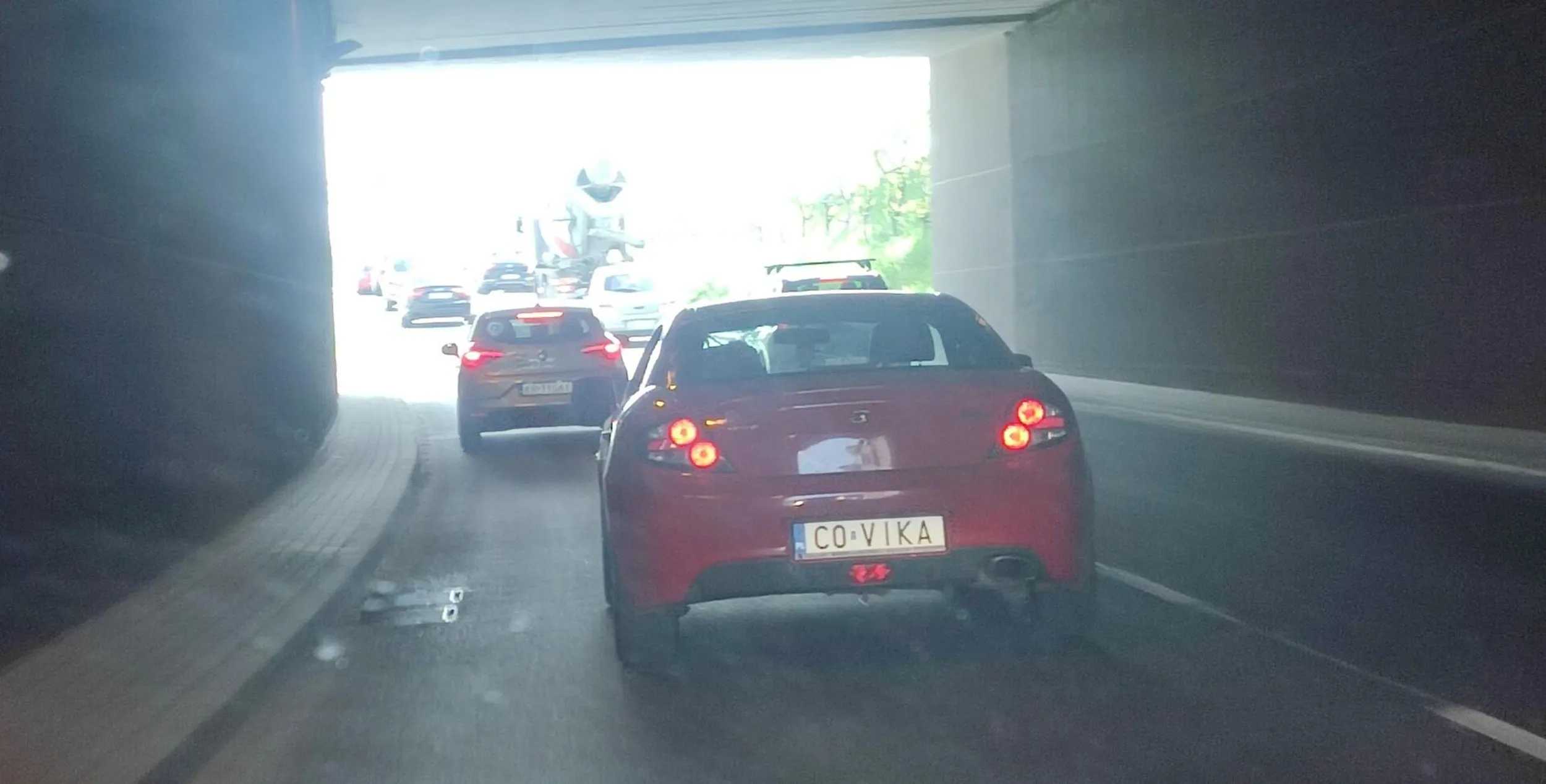 Śmieciara w Hyundaiu wyrzuca pety przez okno...