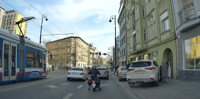 na chodniczku cała w światłach uprzywilejowania/niewidzialności