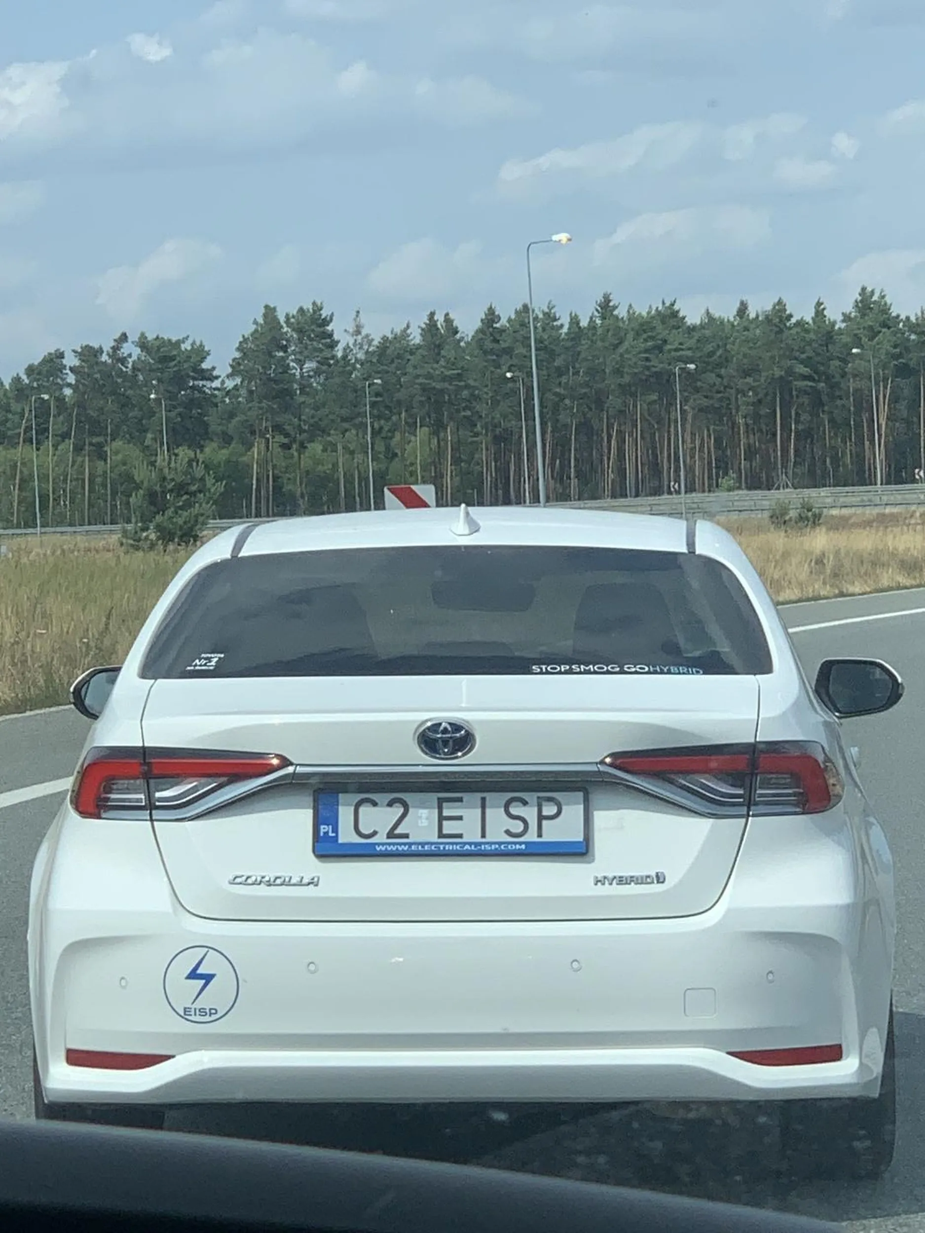 No cierpliwość mi się kończy do tej Pani. Jedzie jak ślepy emeryt 60/70 po krajówce, gdy ją wyprzedzą to ta zaraz się odpala, wyprzedzi i zwalnia… bez komentarza. Przegięciem było to, że na A1 zjechała na pas zjazdowy, zhamowała do około 20/30 i nagle wbiła się na prawy pas autostrady nie wiedzieć dlaczego.. Nie polecam, a Pani życzę nabrania wprawy i pewności siebie za kierownicą. PS. Swoją drogą piękna blondynka ;)