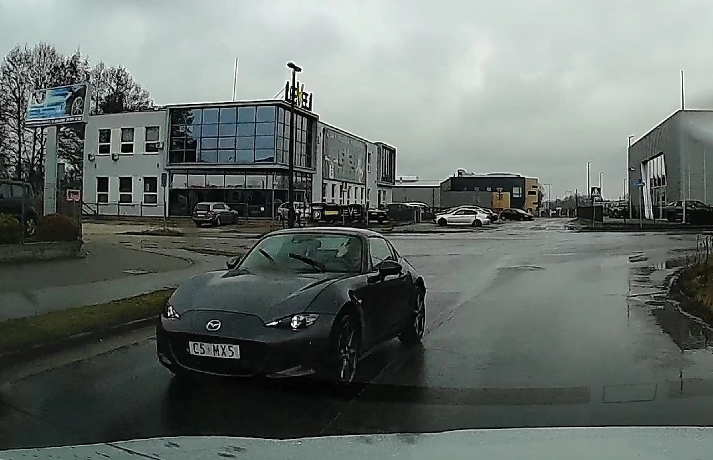 Typ świruje na skrzyżowaniu i pokazuje, ile mu wchodzi.