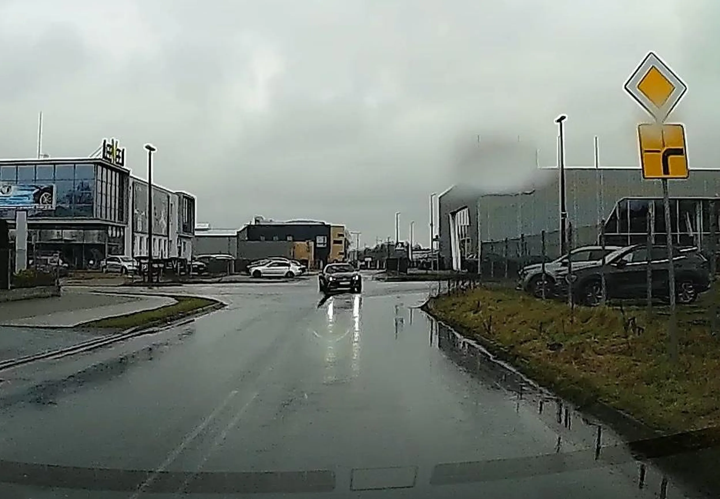 Typ świruje na skrzyżowaniu i pokazuje, ile mu wchodzi.