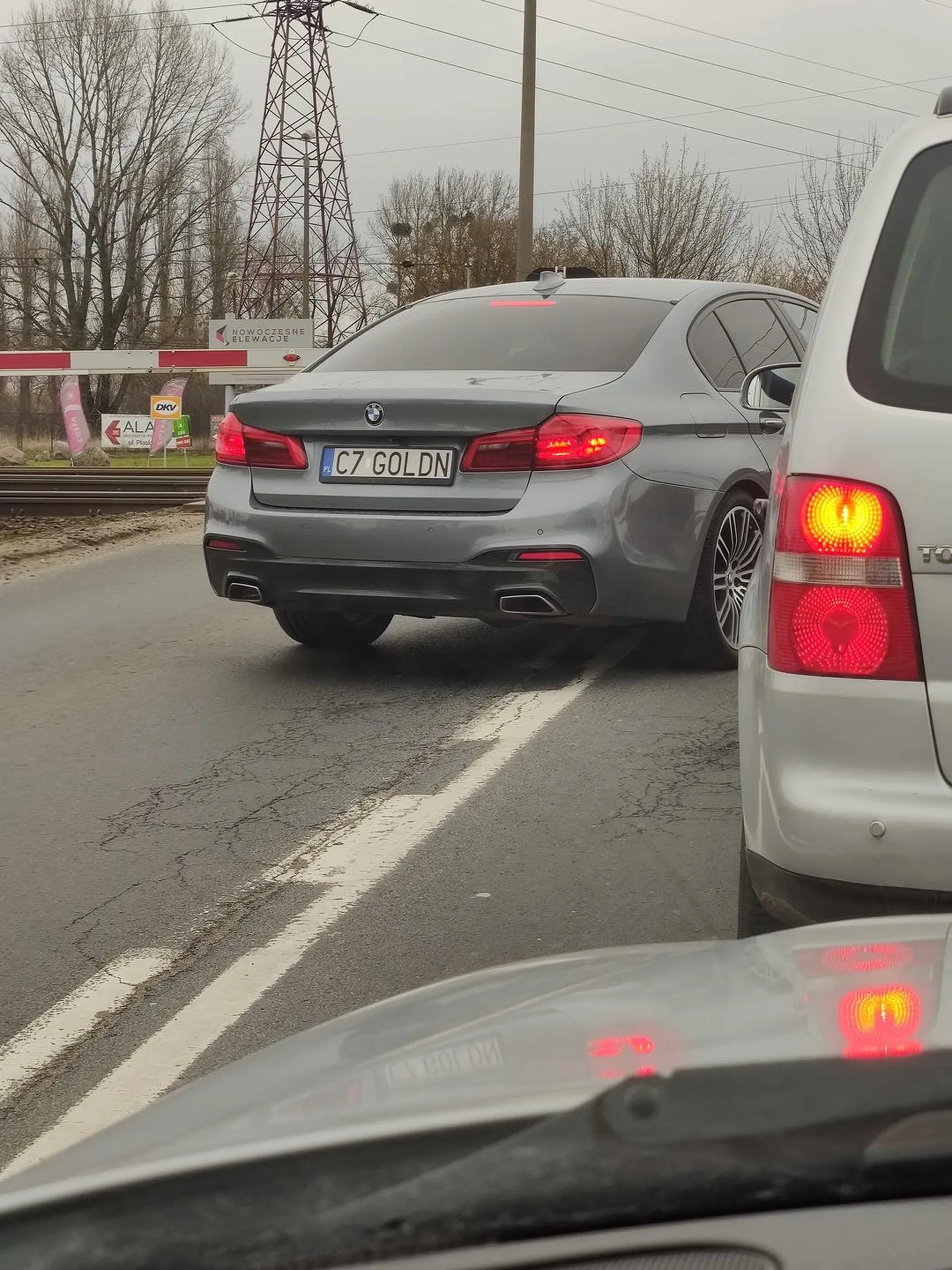 Zamknięty przejazd, a ten *** wyprzedza wszystkich i staje pod samym szlabanem.