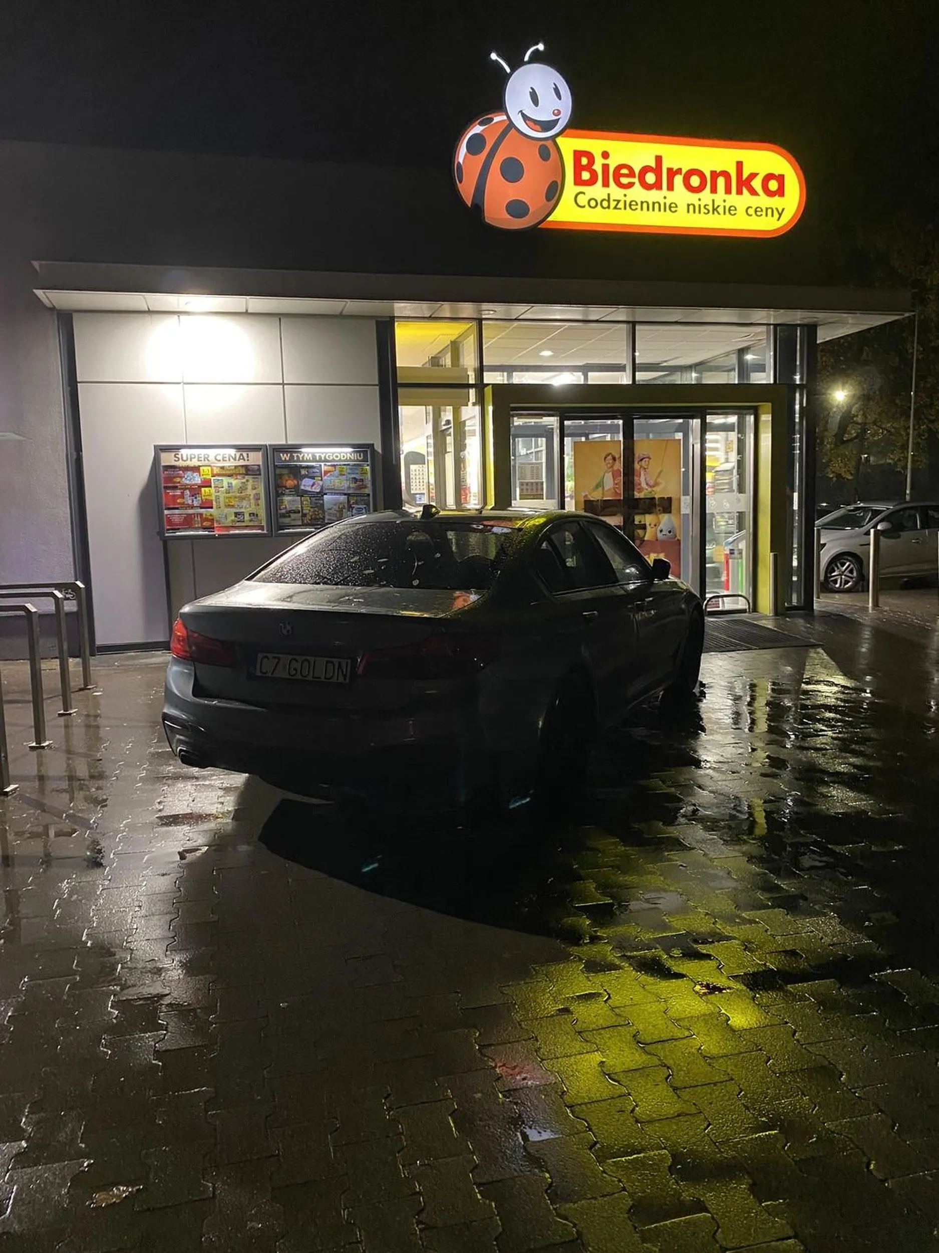 Parking pusty to trzeba pod same drzwi parkować