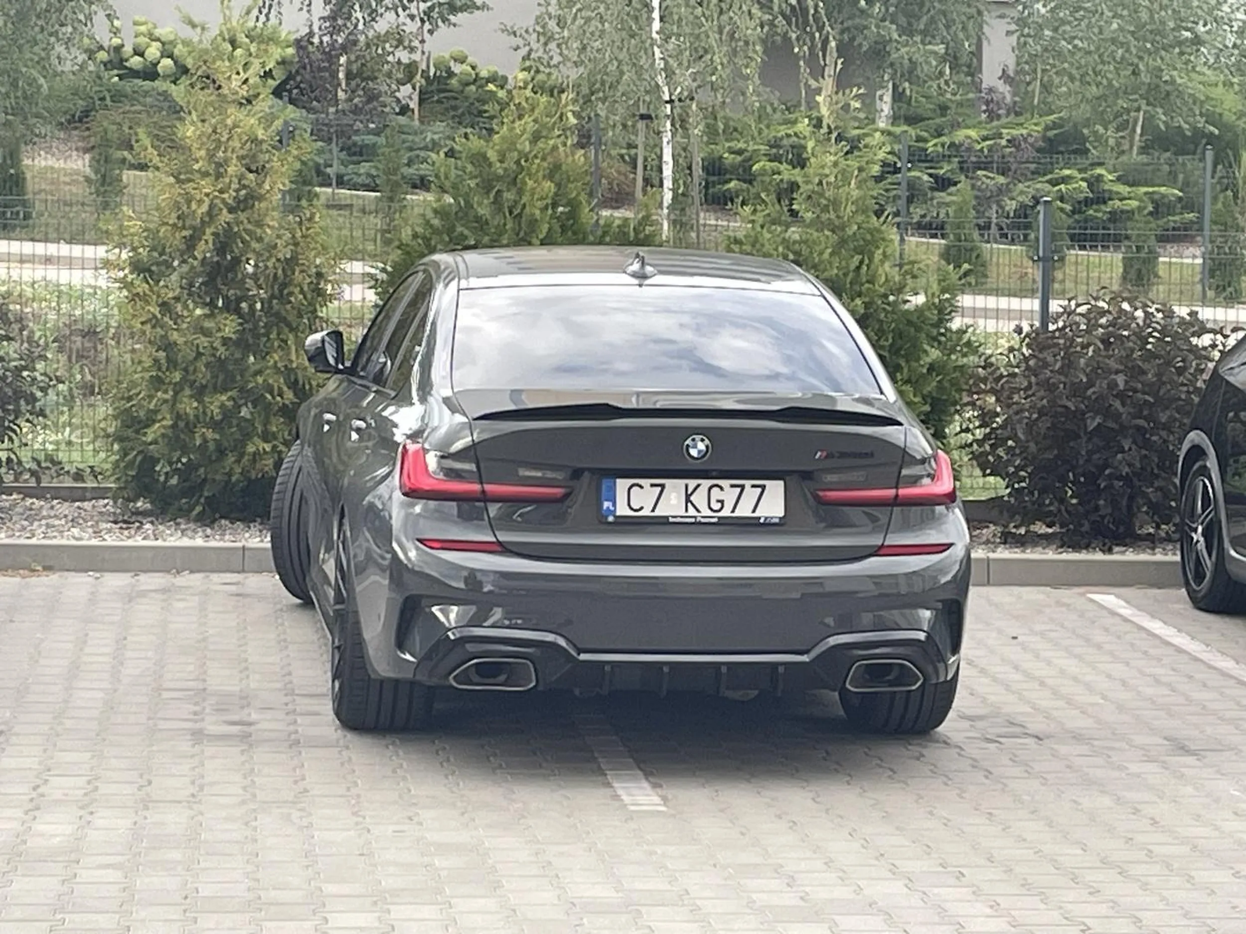 Notorycznie parkujący na dwóch miejscach, żeby mu ktoś drzwi nie obił.