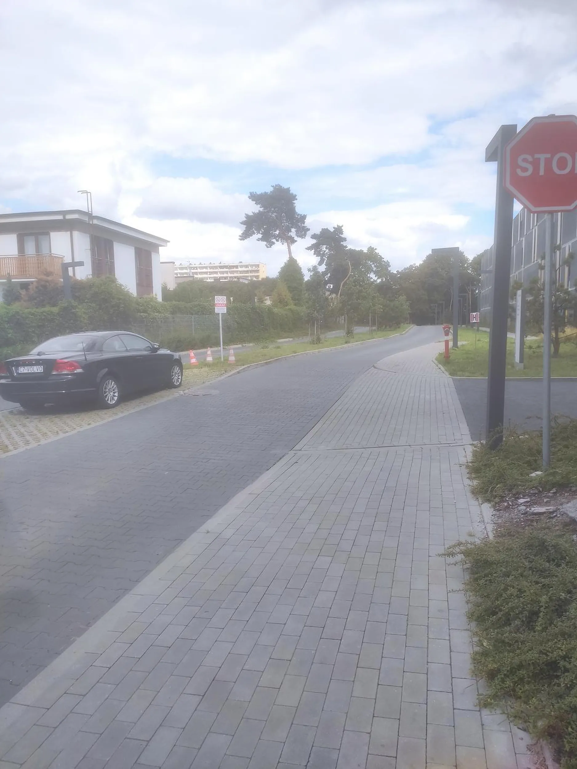 Nie ważne że to jedyne miejsce do skrętu karetki pod szpital, ten kierowca ma najwidoczniej wszystko i wszystkich gdzieś