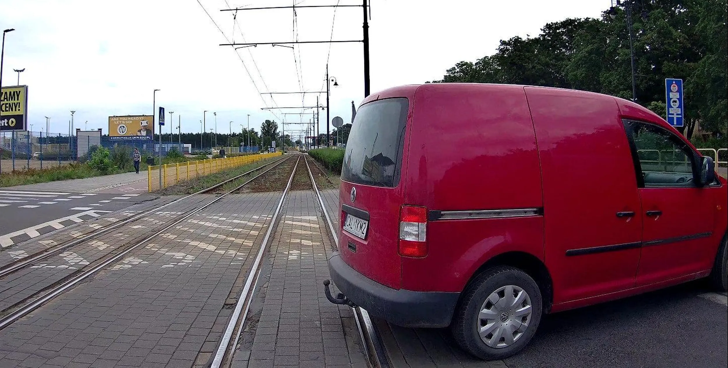 Ślepa ciota, wjeżdża pod zbliżający się tramwaj bez możliwości wyjazdu na ul. gdańską i blokuje przejazd.