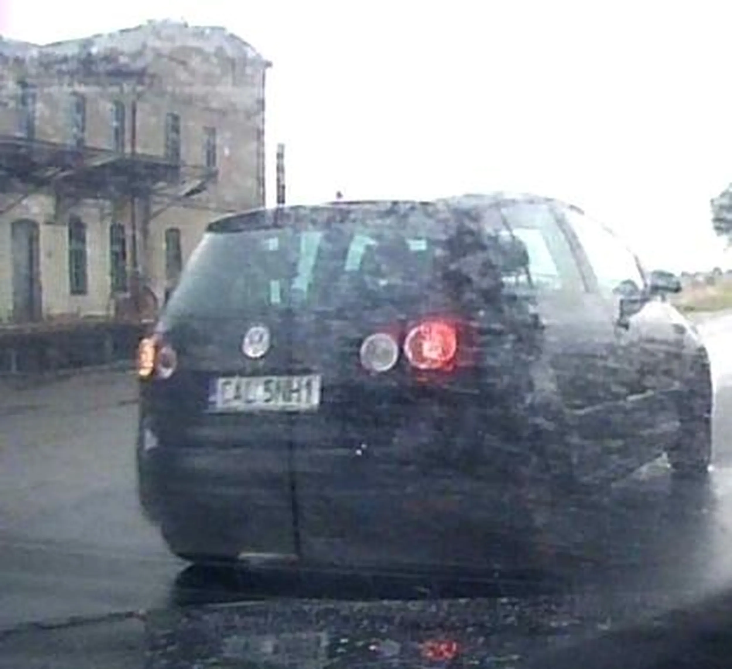 Pozdrawiam serdecznym palcem kobietę z tego auta, o mały włos nie wylądowałam w rowie, nie znasz przepisów to bilet miesięczny sobie kup i nie stwarzaj zagrożenia na drogach, pozdro.