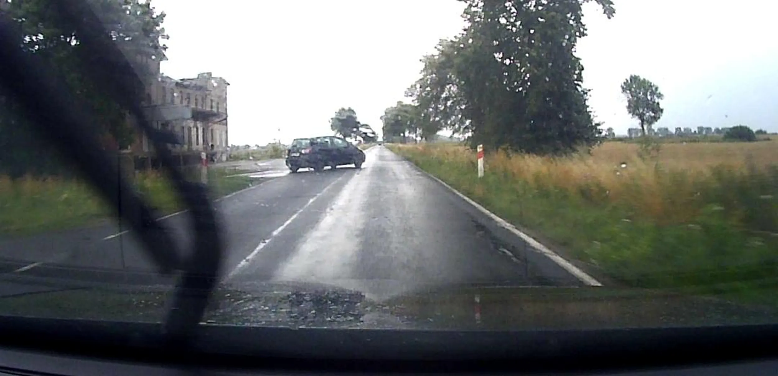 Pozdrawiam serdecznym palcem kobietę z tego auta, o mały włos nie wylądowałam w rowie, nie znasz przepisów to bilet miesięczny sobie kup i nie stwarzaj zagrożenia na drogach, pozdro.