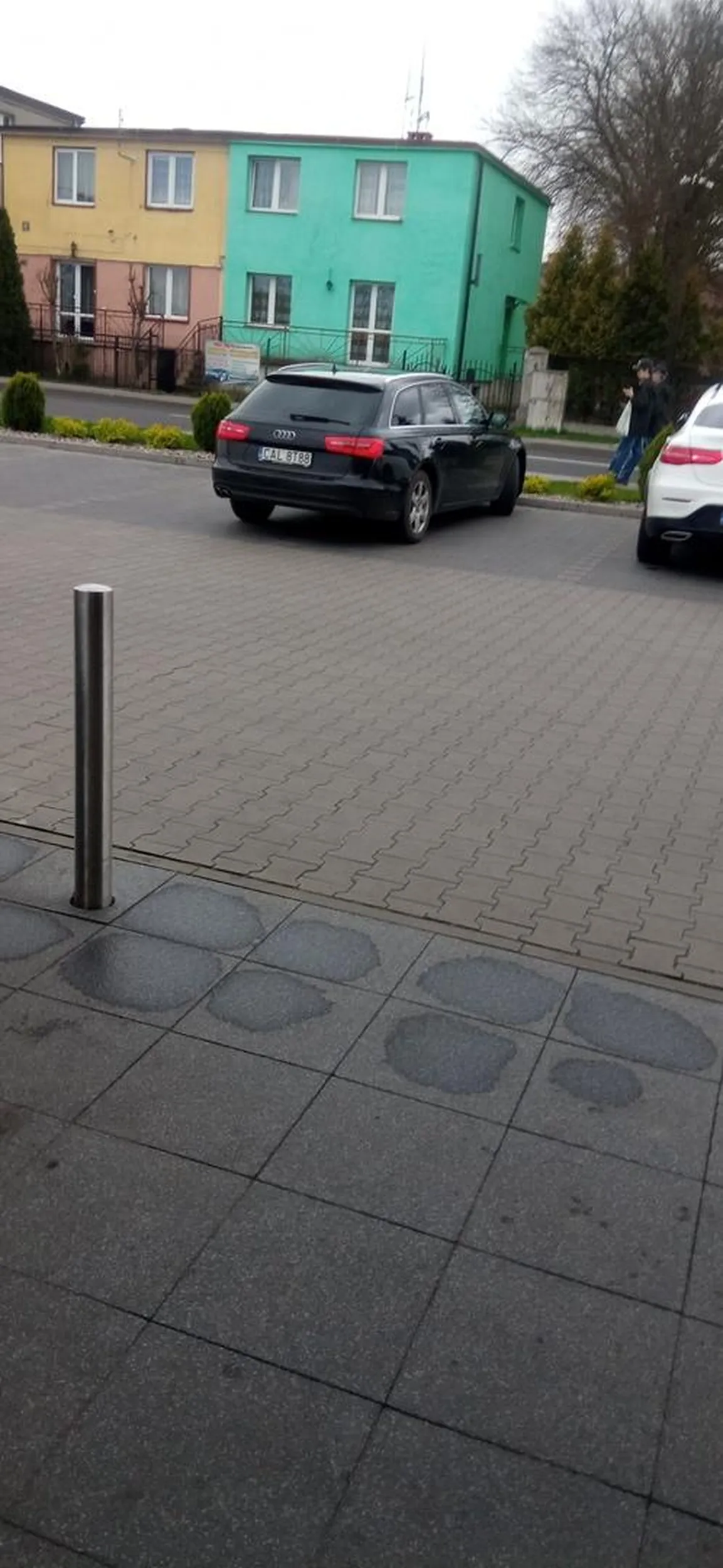 Gościu sobie przyjechał zaparkował jak chciał i poszedł robić zakupy a później miejsc nie ma przez takich idiotów . Audi ma i myśli ze mu wszystko wolno