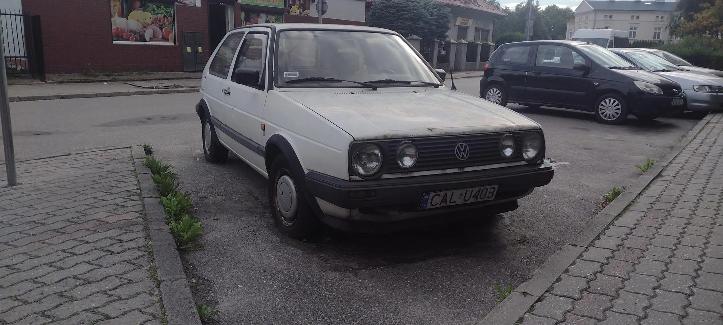 Stoi ch*j krzywy, to jest parking a nie jakies złomowisko, bardzo prosze o zebranie tego szrota