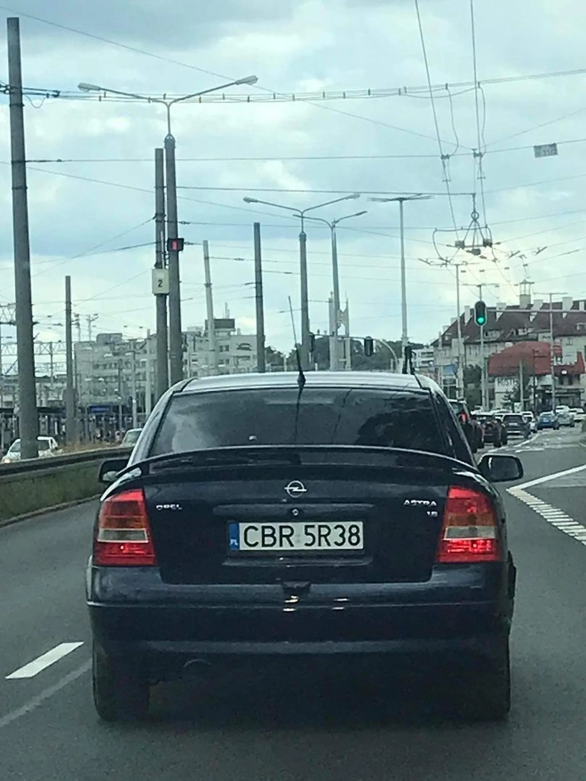 Wlecze się prawym pasem 10 km/h poniżej dopuszczalnej prędkości mając za sobą cały sznur aut.Do startu zbiera się dziesięć sekund spowalniając cały ruch.Może lepiej przerzucić się ja hulajnogę ?