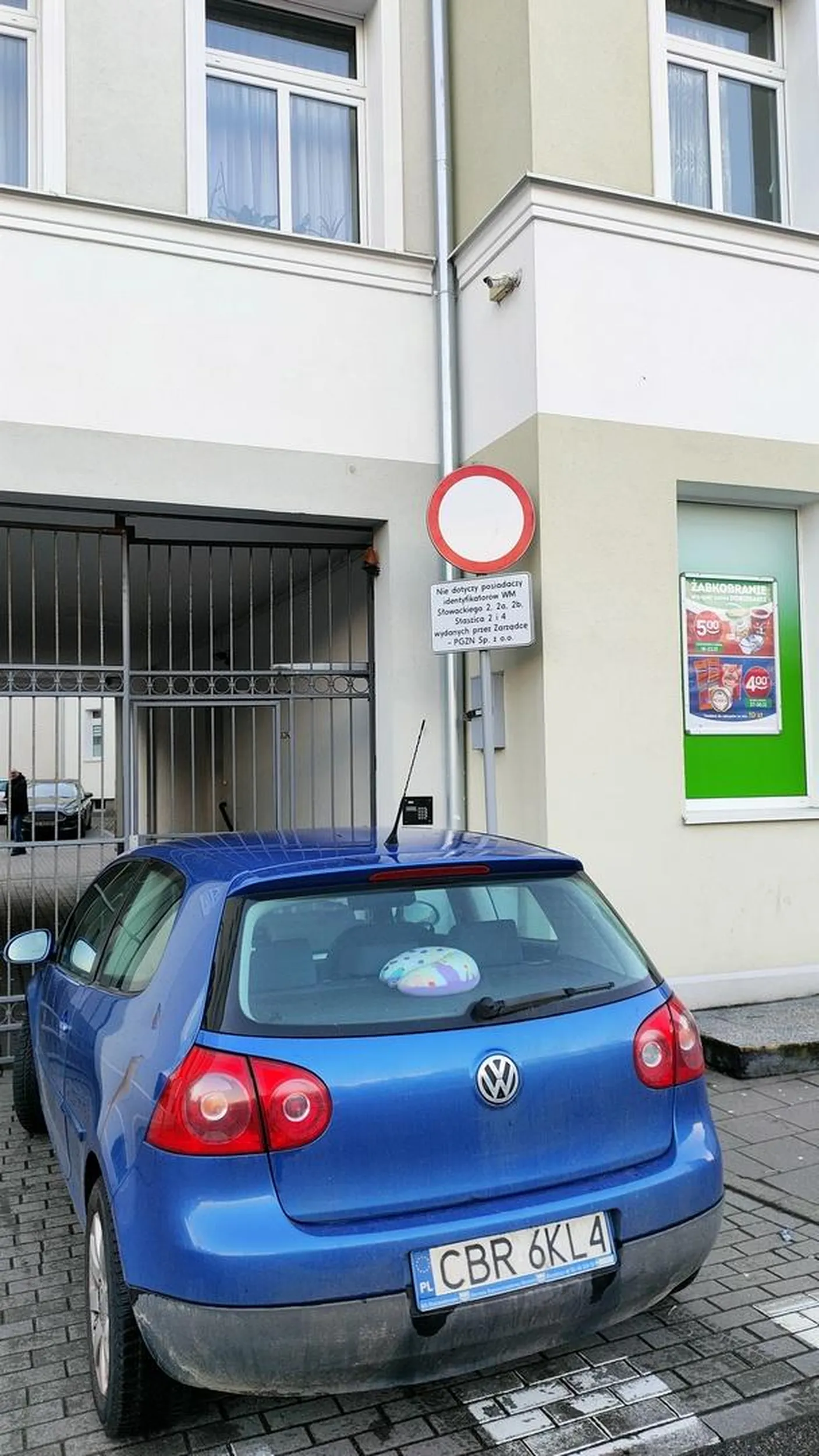 Zalecam właścicielce ponowne przystąpienie do kursu prawa jazdy, z naciskiem na część omawiającą zasady poprawnego parkowania. Myślenie nie boli. Nie zastawia się wyjazdów z posesji!