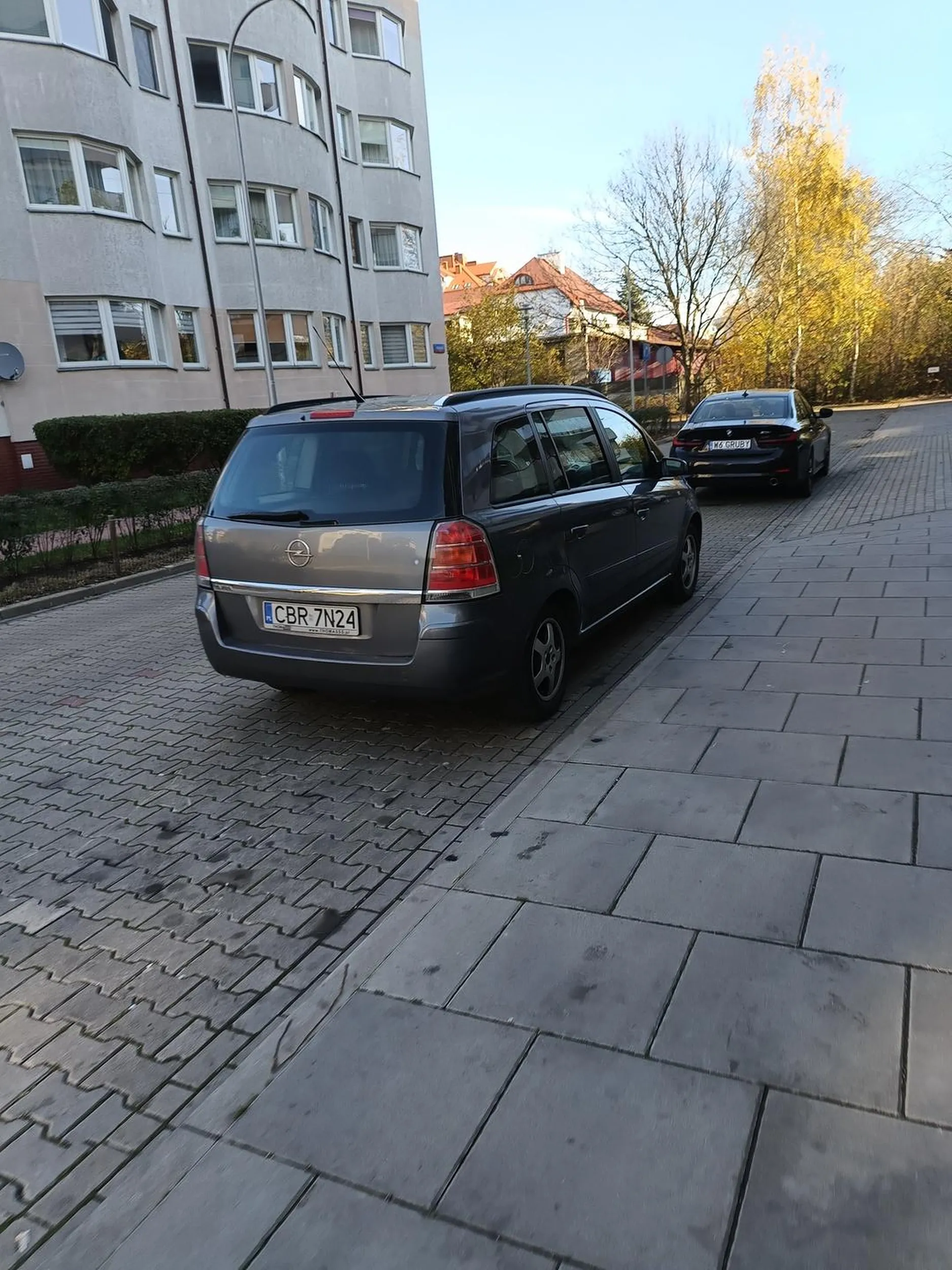 Auto źle zaparkowane bo pod znakiem B-36  czyli tu jest zakaz l.