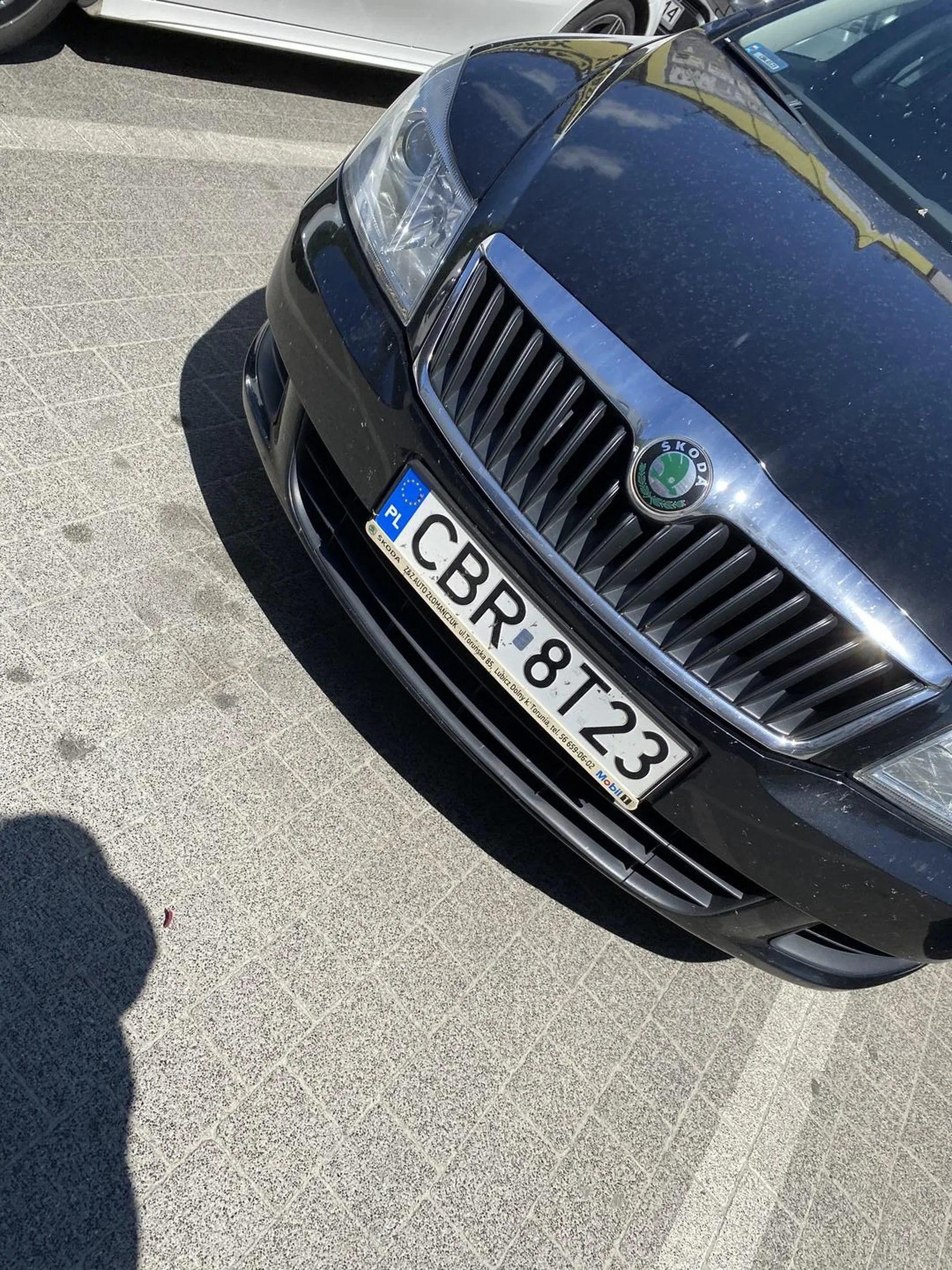 Stoi na 2 miejscach parkingowych. Masakra