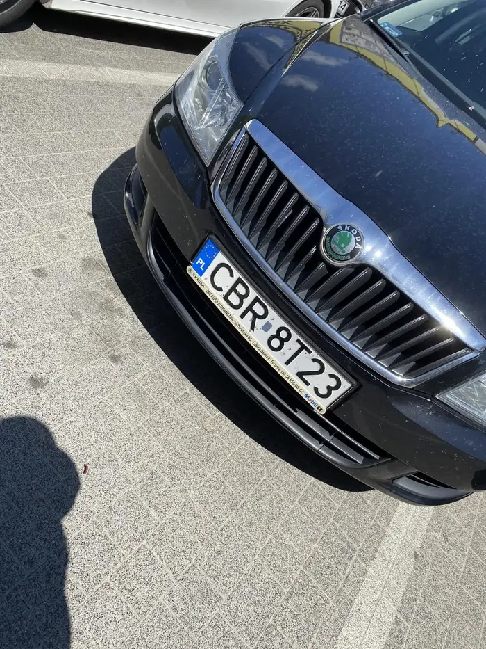 Stoi na 2 miejscach parkingowych. Masakra