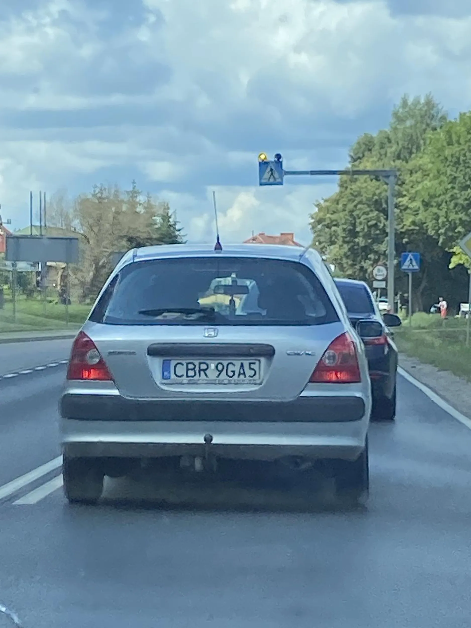 Masakra! Truje ludzi! Z rury wydechowej wylatuje siwy dym. Nie pozdrawiam