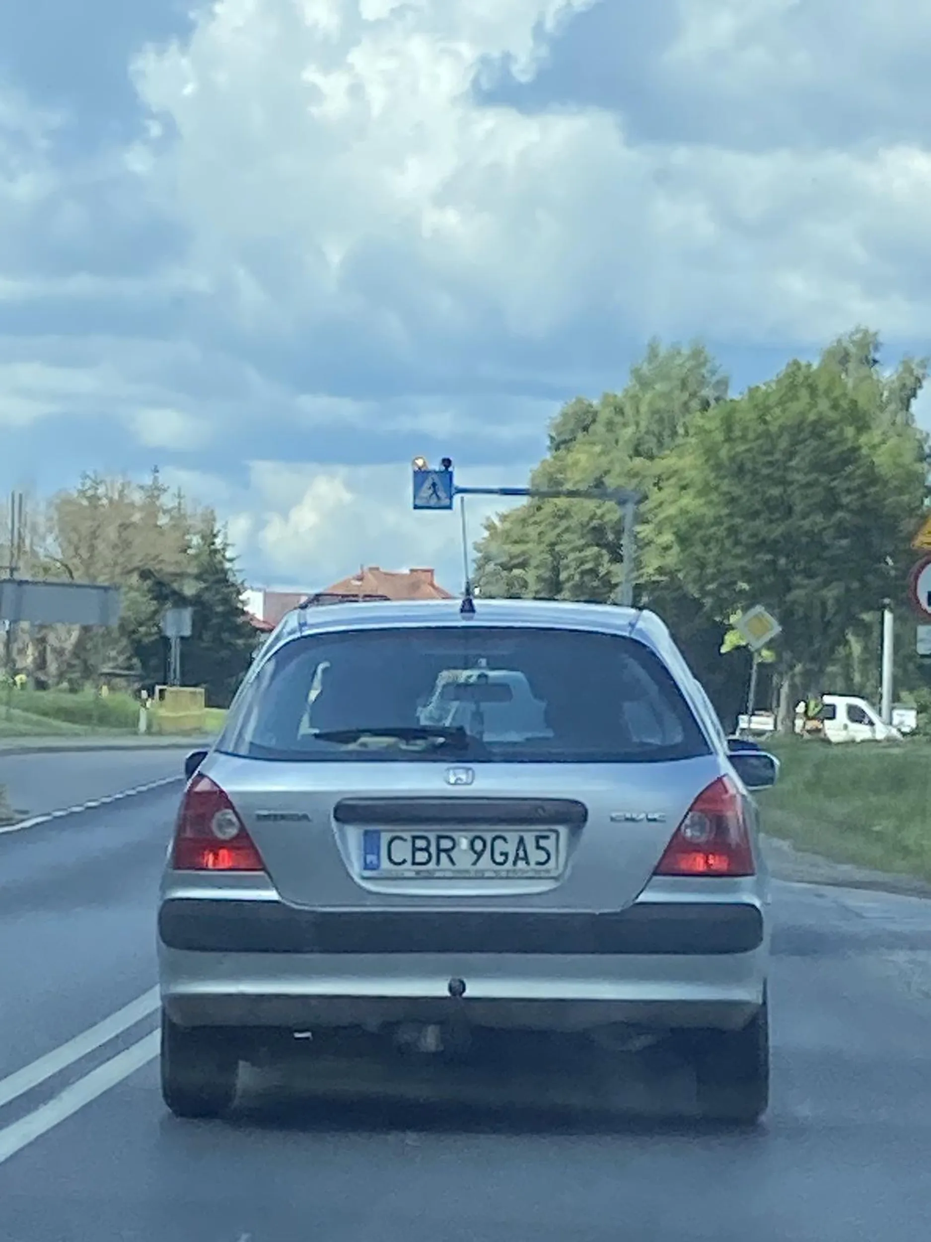 Masakra! Truje ludzi! Z rury wydechowej wylatuje siwy dym. Nie pozdrawiam