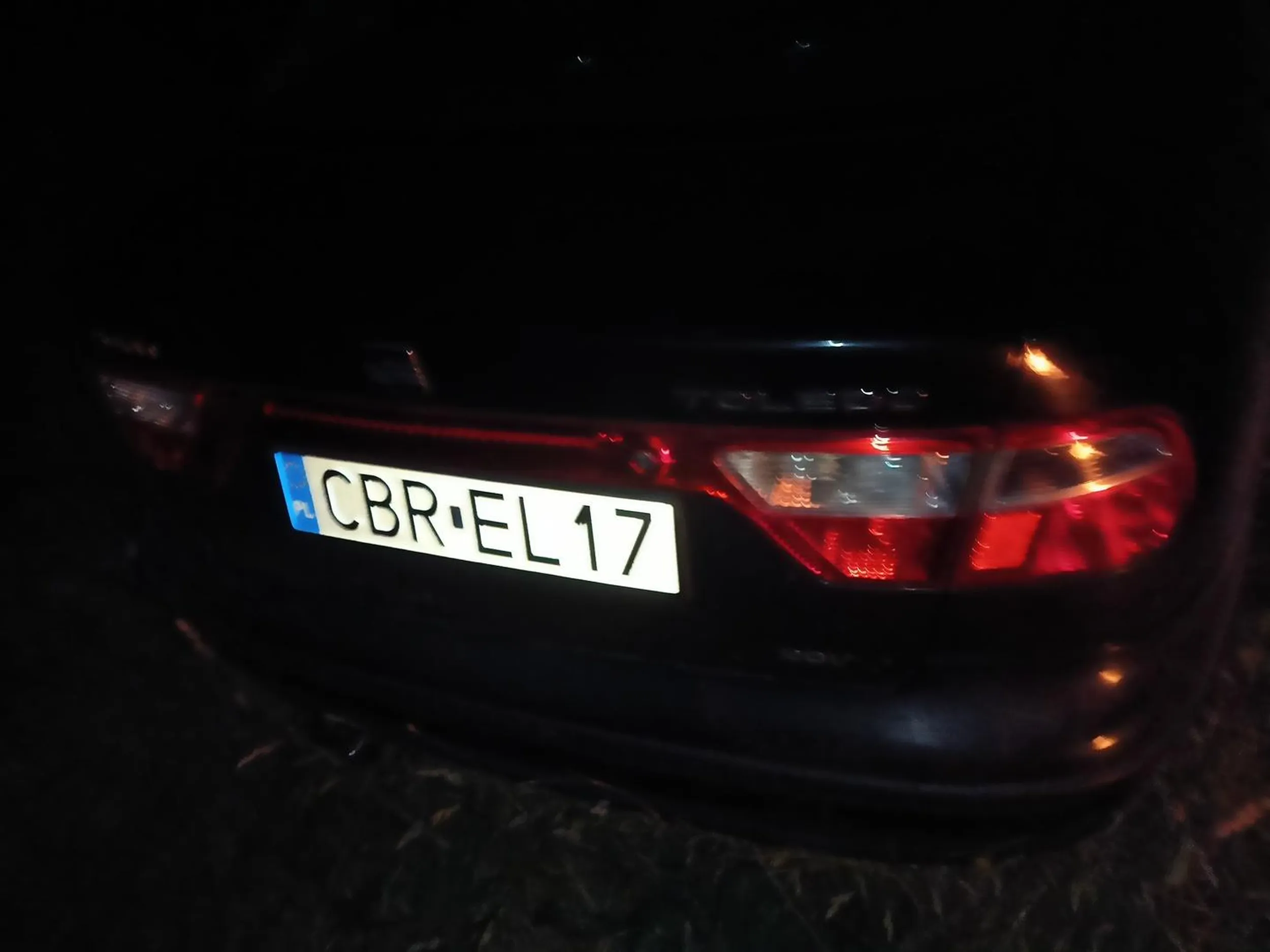 Chłop parkuje w polu u sąsiada, straszy konie wydechem na przelocie i głośną muzyka. Gówniarz zasrany.