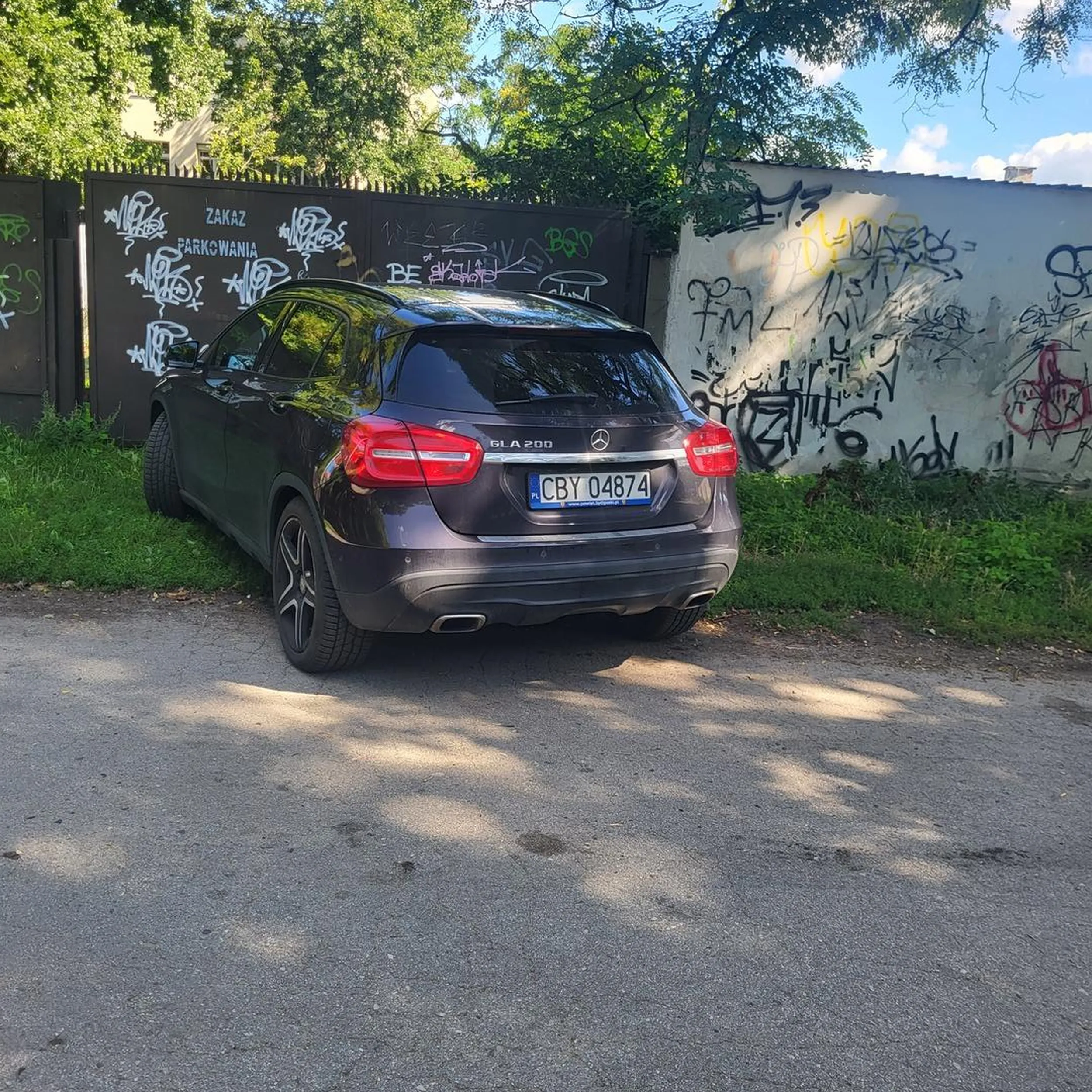 Najwyraźniej właściciel tego auta zapomniał że w bramie się nie parkuję. Dziękuję za nie umożliwienie wyjazdu. Nie pozdrawiam