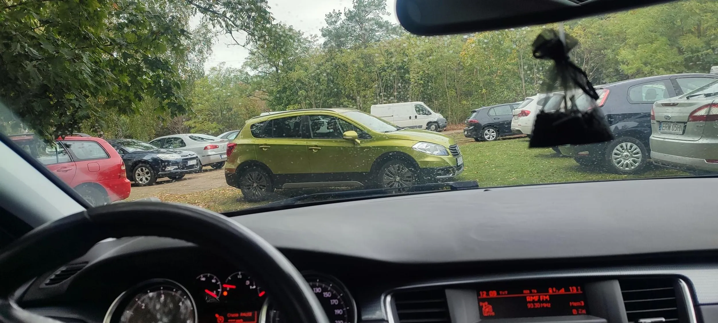 Spieszysz się do pracy po wykładzie a tu takie coś ? 10 samochodów zablokowanych na parkingu uczelni