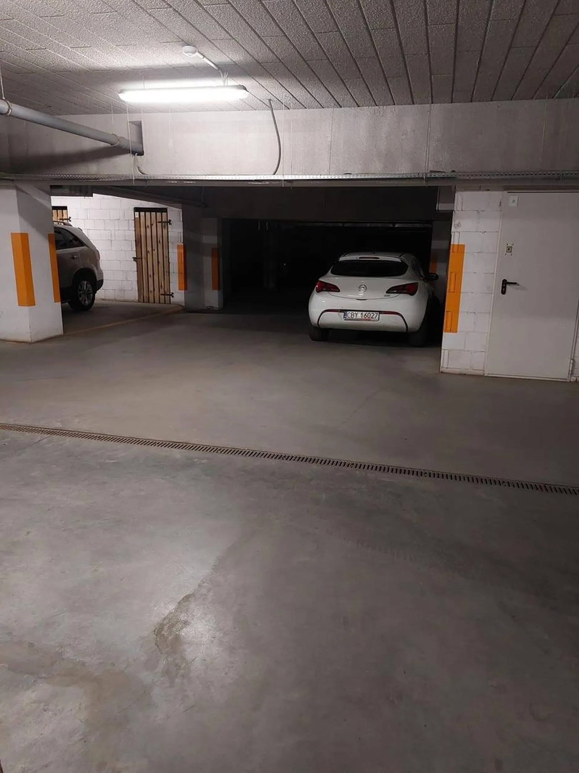 Parkuje na krzywy ryj! Typowy przykład buraka !