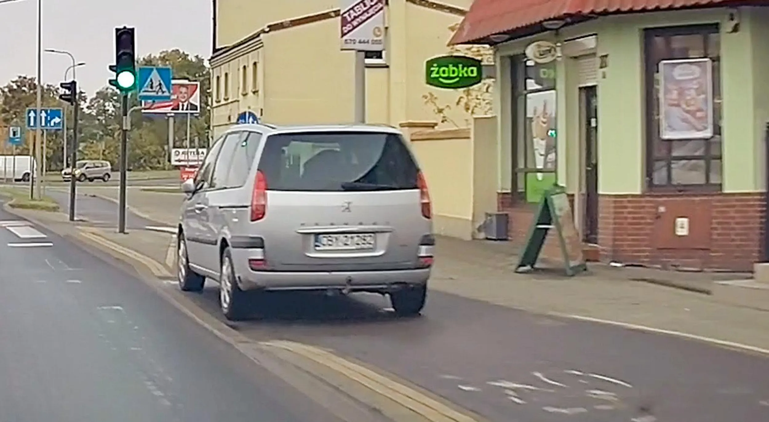 ale ty wiesz że to jest droga dla rowerów a nie parking przed żabką? czy nie wiesz?