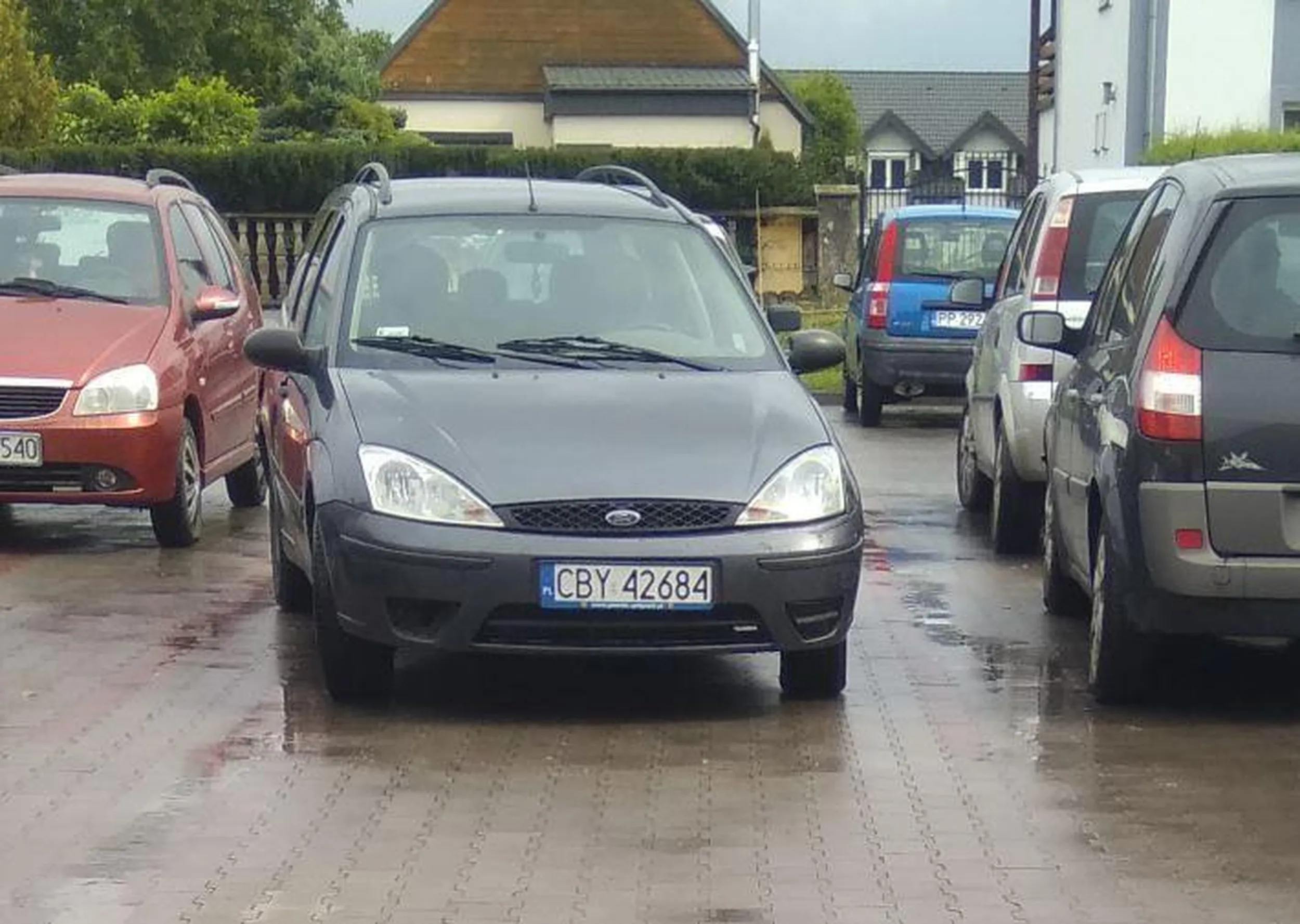 parkujesz byle jak, nie patrzysz że ktoś przechodzi pomiędzy autami i nagle otwierasz drzwi... a potem jeszcze otwierasz drzwi uderzając o auto stojące obok tak że jego kierowca zwraca ci uwagę... wiem że tu nie zajrzysz i tego nie zobaczysz, ale mimo wszystko... ogarnij się kobieto