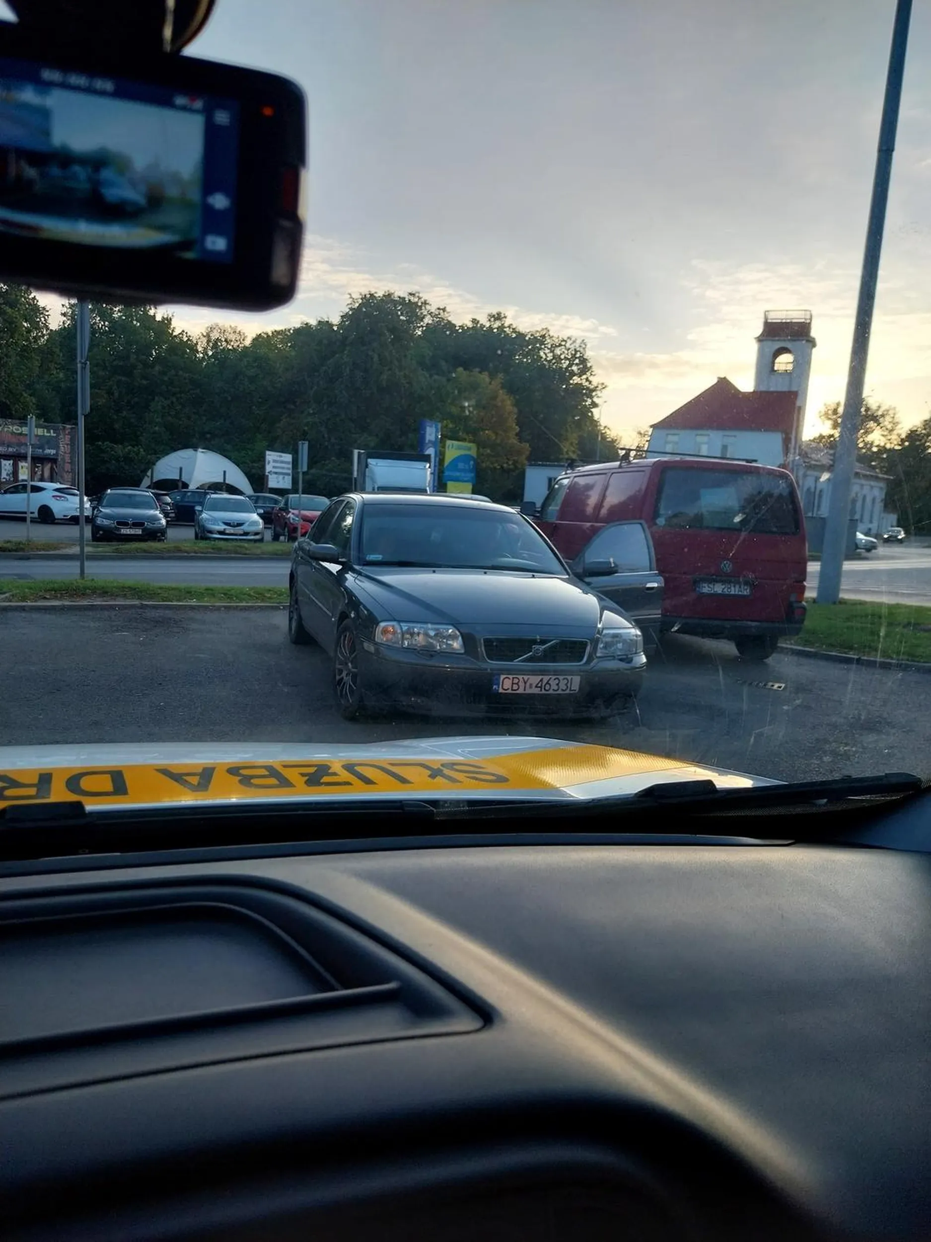 Stawiam klocka na orlenie, jedyne miejsce wolne na parkingu przy kompresorze, po wyjściu spotykam typa który biega dookoła auta z przewodem tego że kompresora, krzycząc że jak to tak można blokować miejsce itp itd po czym zaczyna mi robić foty z każdej strony, pozdrawiam Pana fotografa, smacznej kawusi