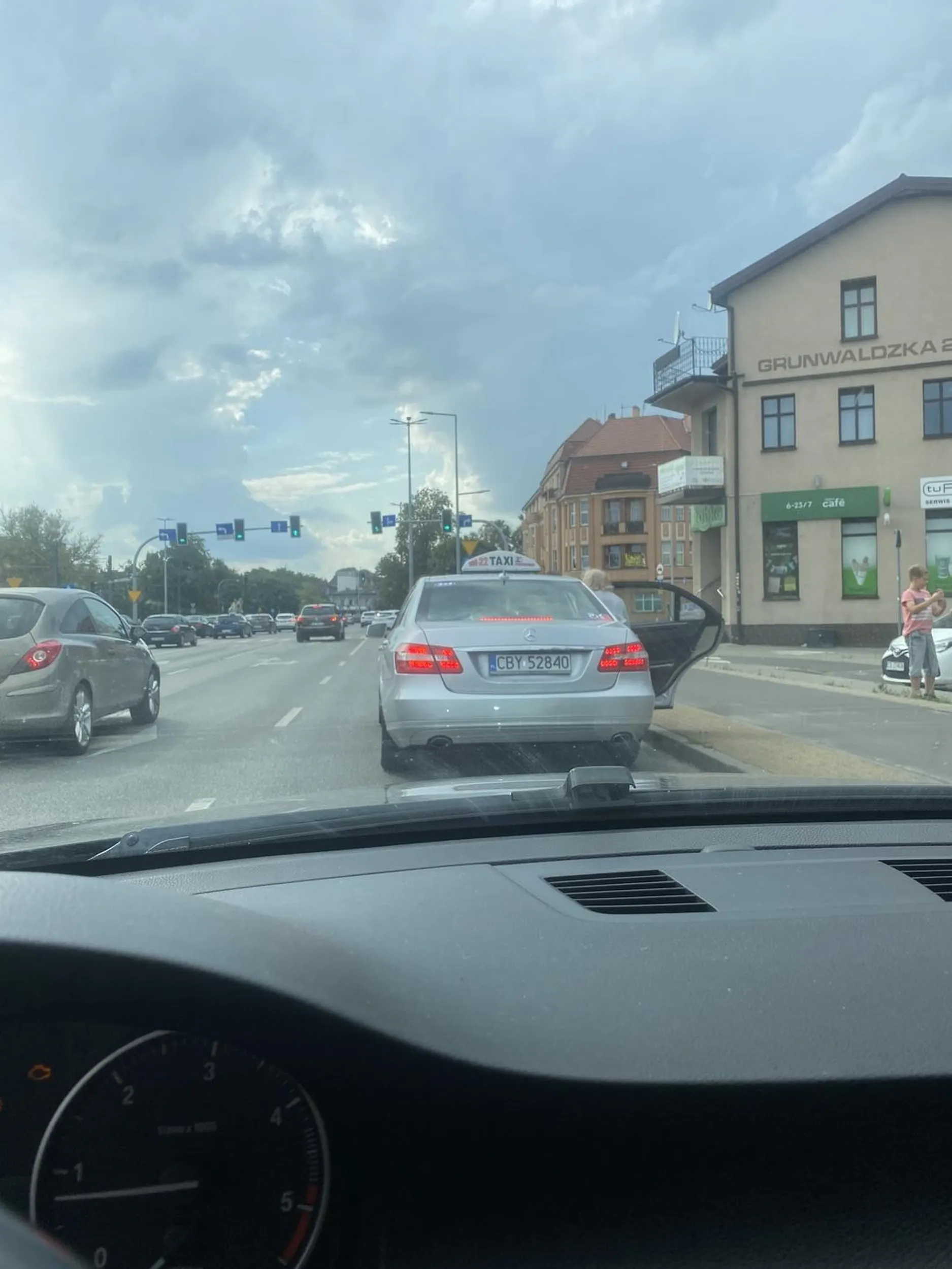 Prawoskręt to nie postój dla taksówek. I pasy zmienia się pojedynczo a nie cztery na raz