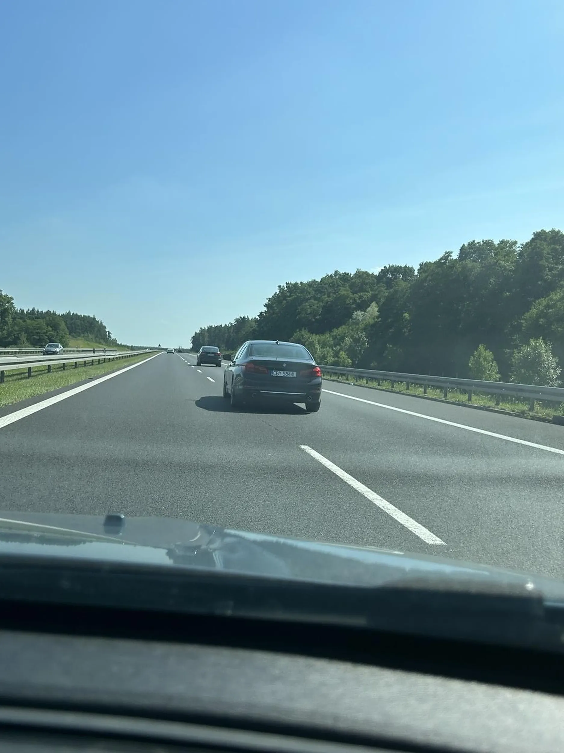 Menda specjalnie hamująca auta na lewym pasie. Szeryf nie znający przepisów. Nie polecam