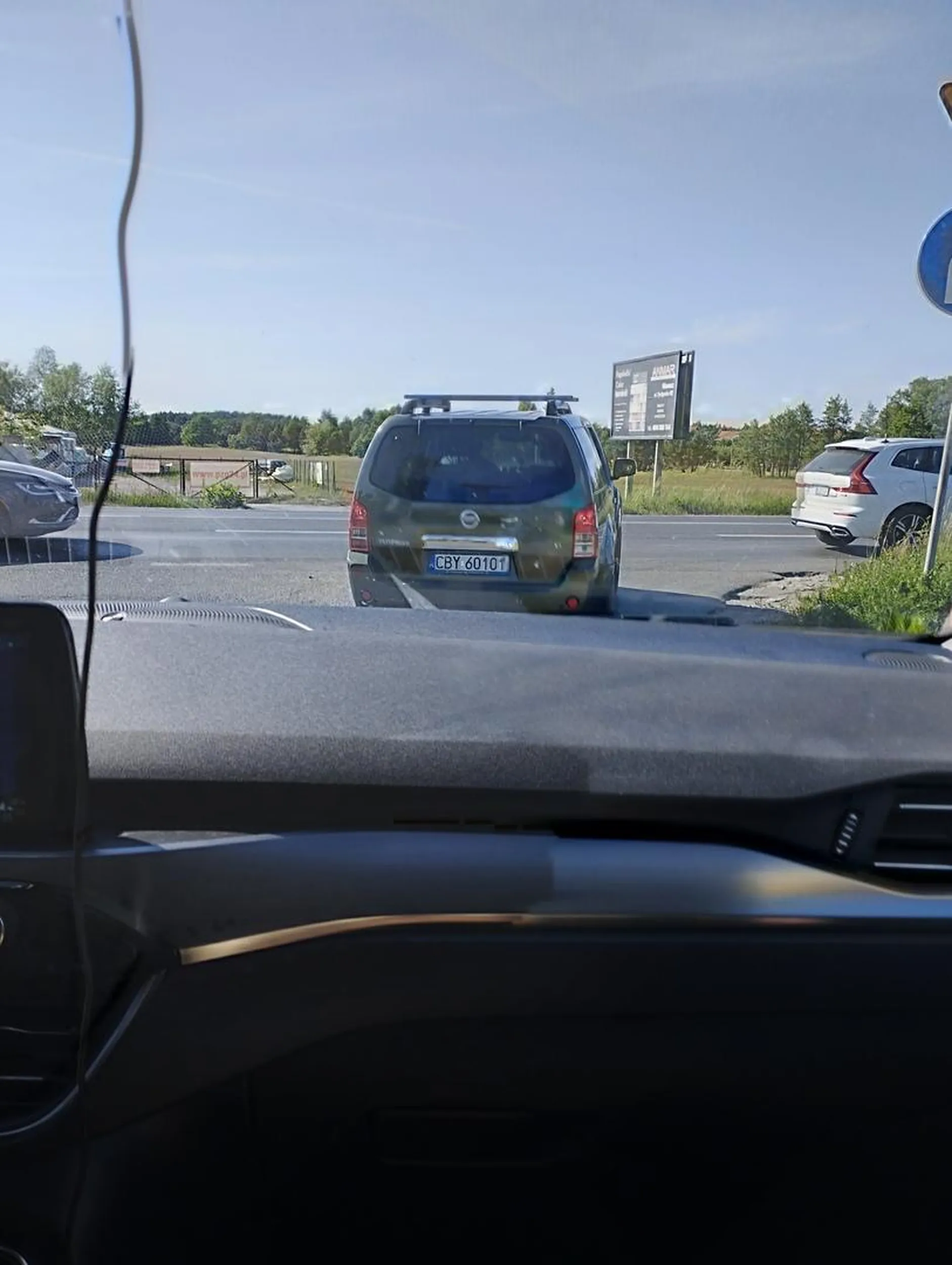 Widać pan ma tendencję do wymuszania, bo czekał chyba na strzał ( wyjeżdżał z lewej, dodatkowo z podporządkowanej). Gapienie się w telefon chyba nie wspomaga znajomości przepisów prawa drogowego.