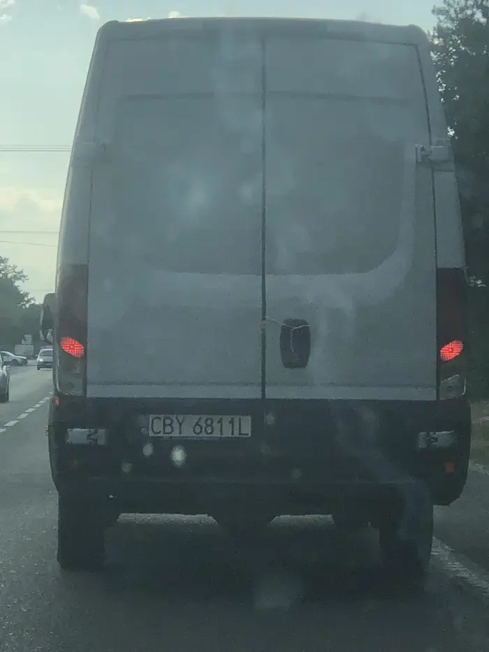 „Profesjonalne” zabezpieczenie ładunku, drzwi latają i otwierają się w locie . Nie pozdrawiam