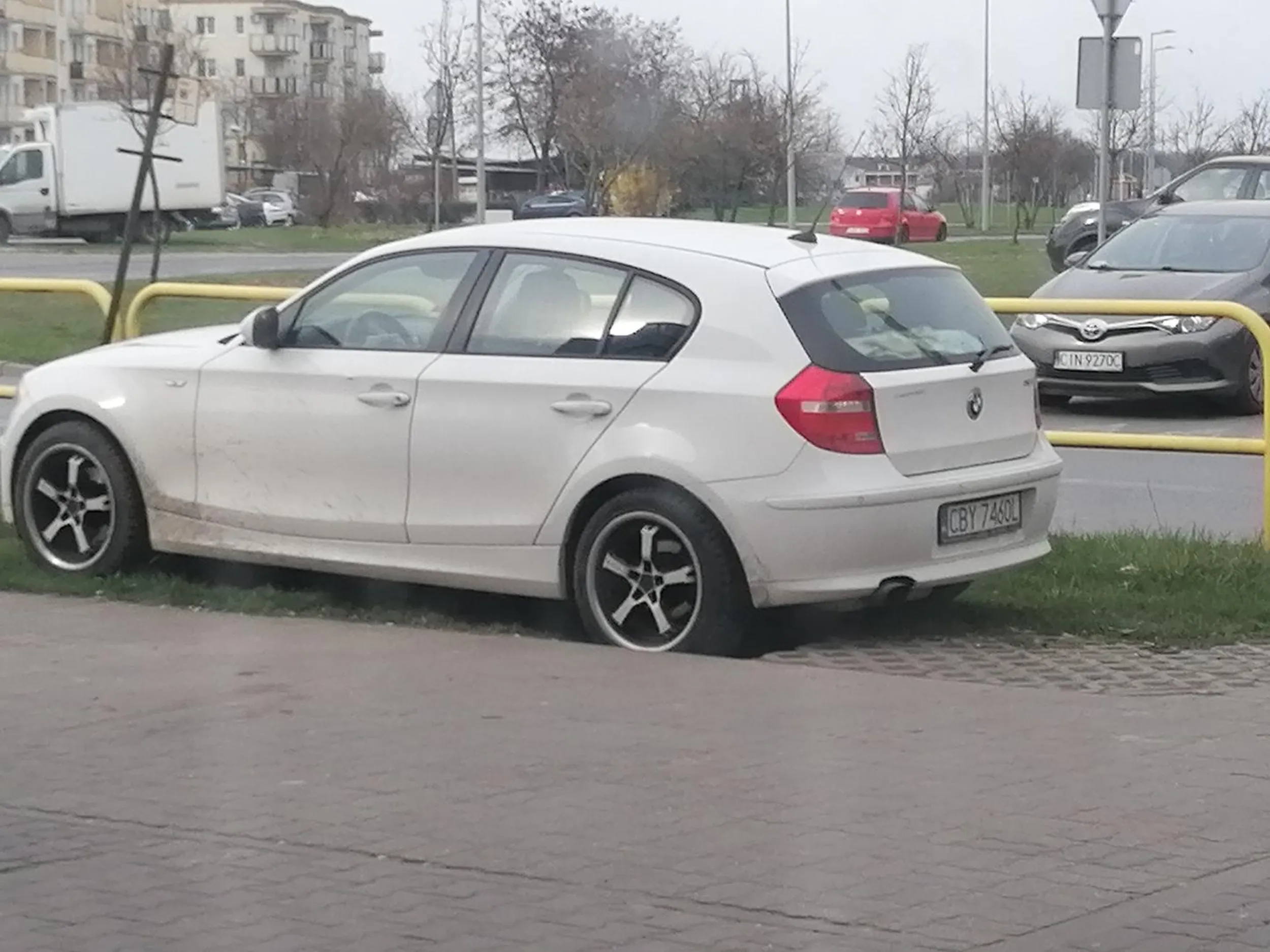 CBY 7460L Franca parkuję gdzie chce i jak chce dziś obrała sobie pas zieleni