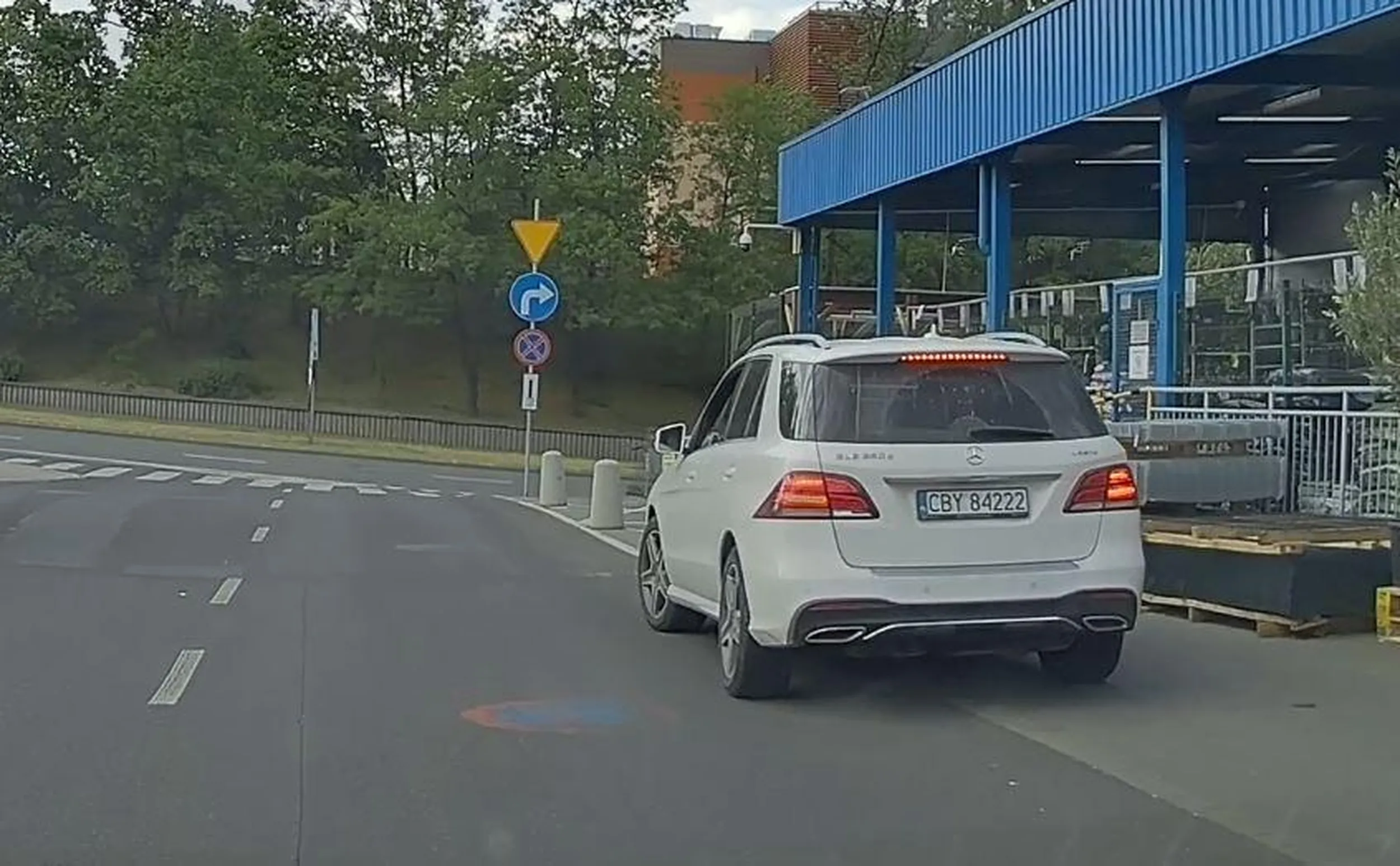 ogarniaj znaki, poza takim na słupku, wiele ich namalowanych na asfalcie