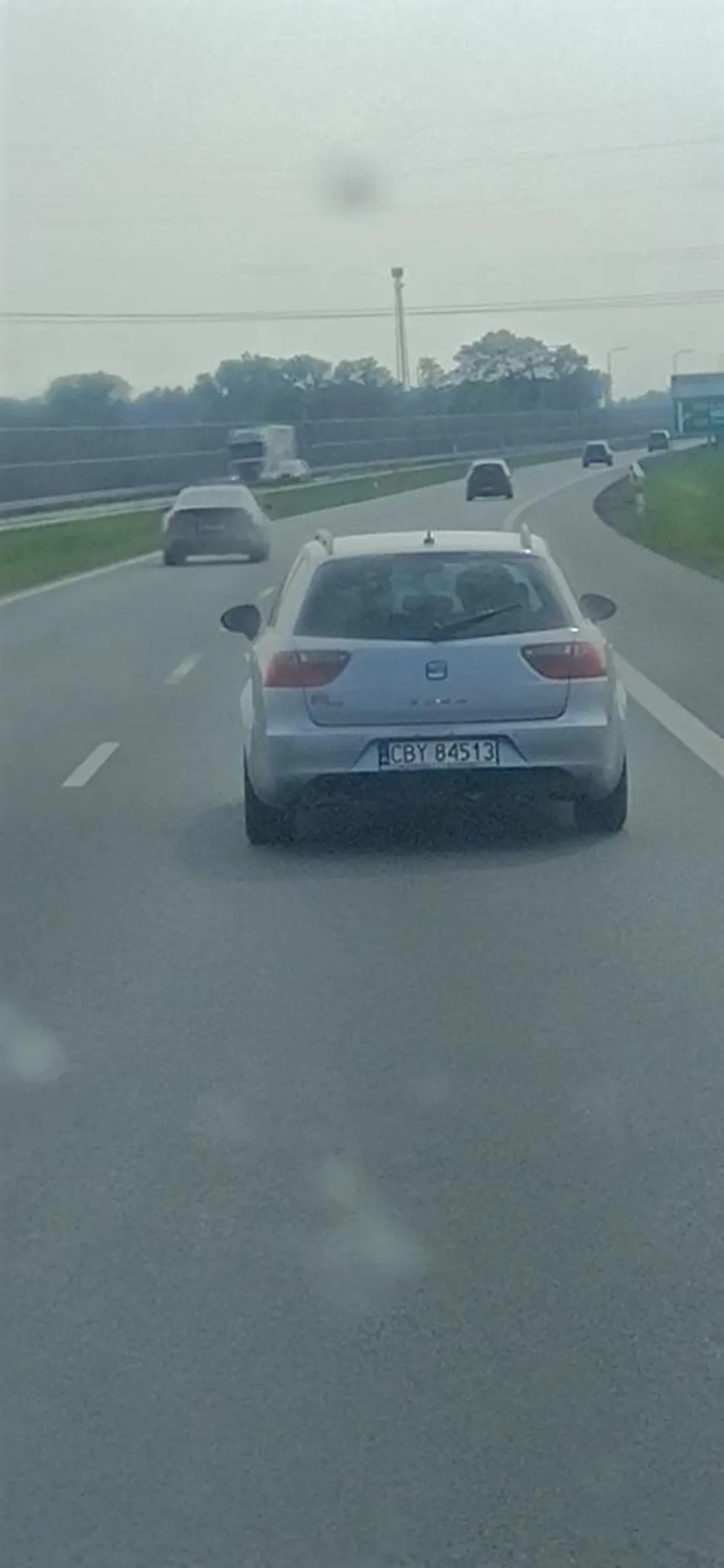 Zajeżdża drogę i wyhamowuje innych. Przy próbie wyprzedzania przyśpiesza.