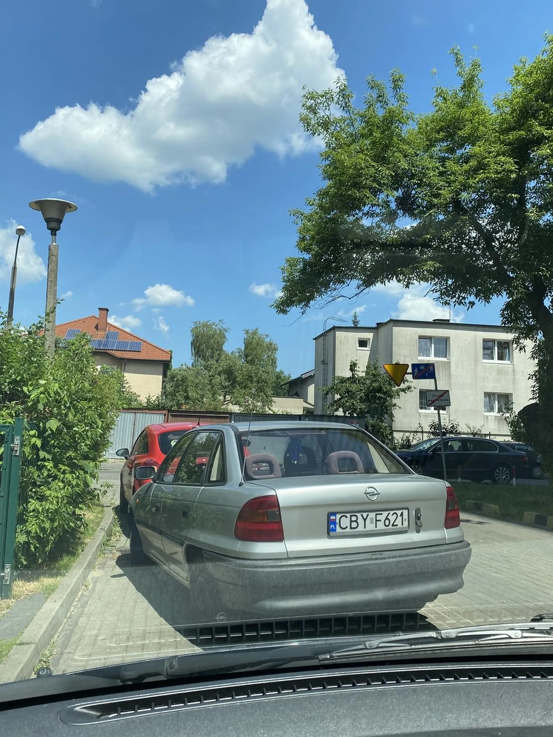 naucz się parkować bo wyjechać się nie da