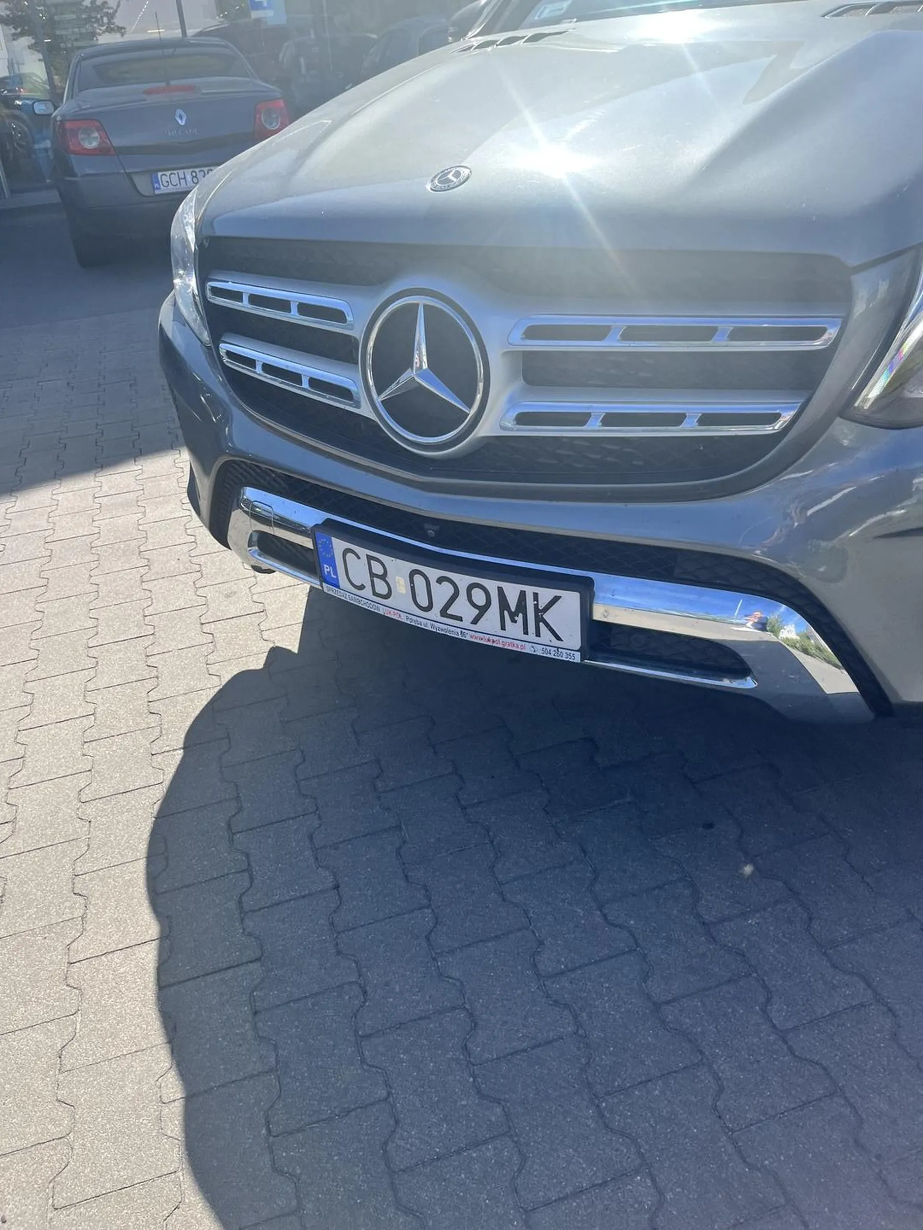 Parkowanie na miejscu dla niepełnosprawnych.